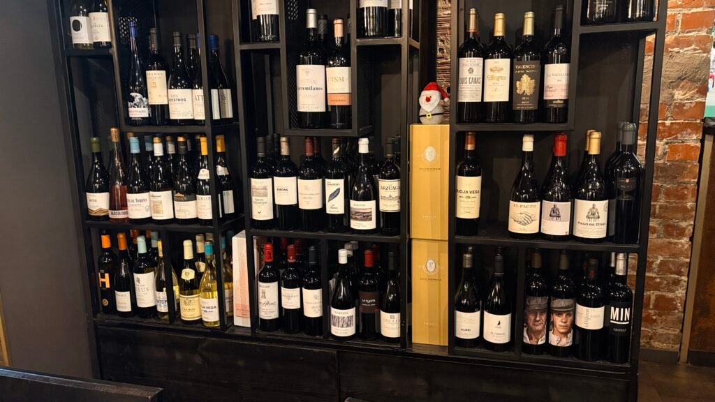 L’Alternativa és un bar de tapes i restaurant situat a la plaça Guillemó, (Plaça de les Arcades) al centre d’Andorra la Vella, pensat per fer un vermut, picar alguna cosa o sopar tranquil·lament amb bona música i ambient informal. Ha esdevingut una alternativa gastronòmica molt popular tant per a gent del país com per a visitants que busquen tapes i vins prèmium a preus populars en un entorn informal però cuidat.​

Entre els seus serveis principals destaquen:

Bar de tapes amb una àmplia selecció de tapes, embotits, formatges, croquetes i plats per compartir, on el pernil ibèric i altres productes espanyols tenen un gran protagonisme.​
Gran Carta de vins amb més de 140 referències, cerveses variades, amb especial atenció als vins espanyols i a la cervesa ben tirada, ideal per a l’“afterwork” o per a fer el “tardeo” amb amics.​
Menús i propostes de migdia o vespre amb plats casolans i tapes calentes, pensats per menjar bé sense haver de fer un àpat massa formal.​
Carns prèmium com el secreto o T-Bone.

A més, L’Alternativa també funciona com a espai de trobada i d’oci: organitza propostes especials, horaris de “happy hour” amb oferta de begudes i tapes, i sovint és recomanat com un lloc amb molt bon ambient per començar o acabar la nit al centre d’Andorra la Vella.

