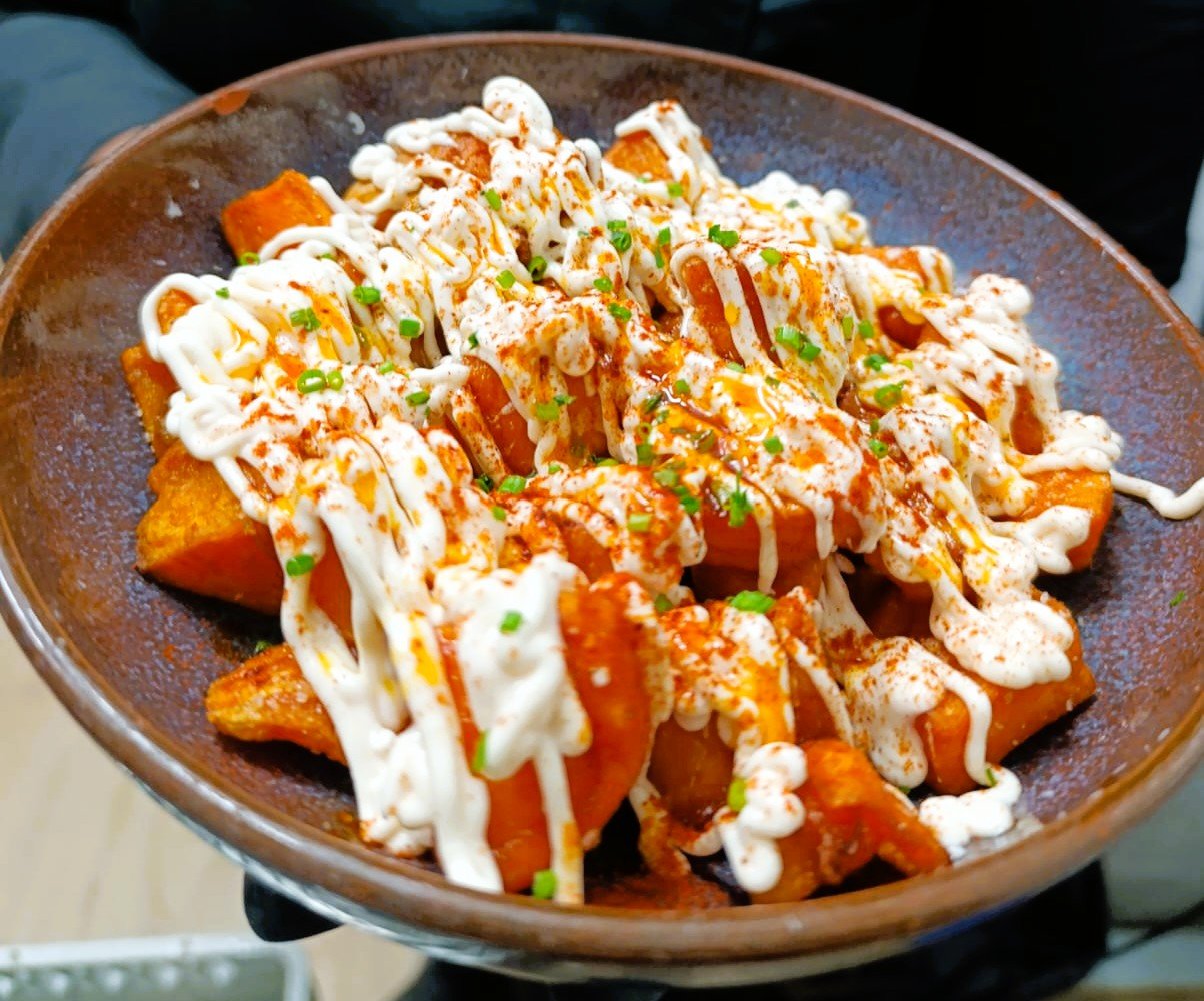 Las mejores reseñas de bares de tapas y vinaterías en Andorra. Gran atención, comida muy bien trabajada y de calidad, en un ambiente relajado. Estuvimos ayer y fue una gran velada; a destacar el tartar de salmón y el lagarto. Muchas gracias por el trato. 