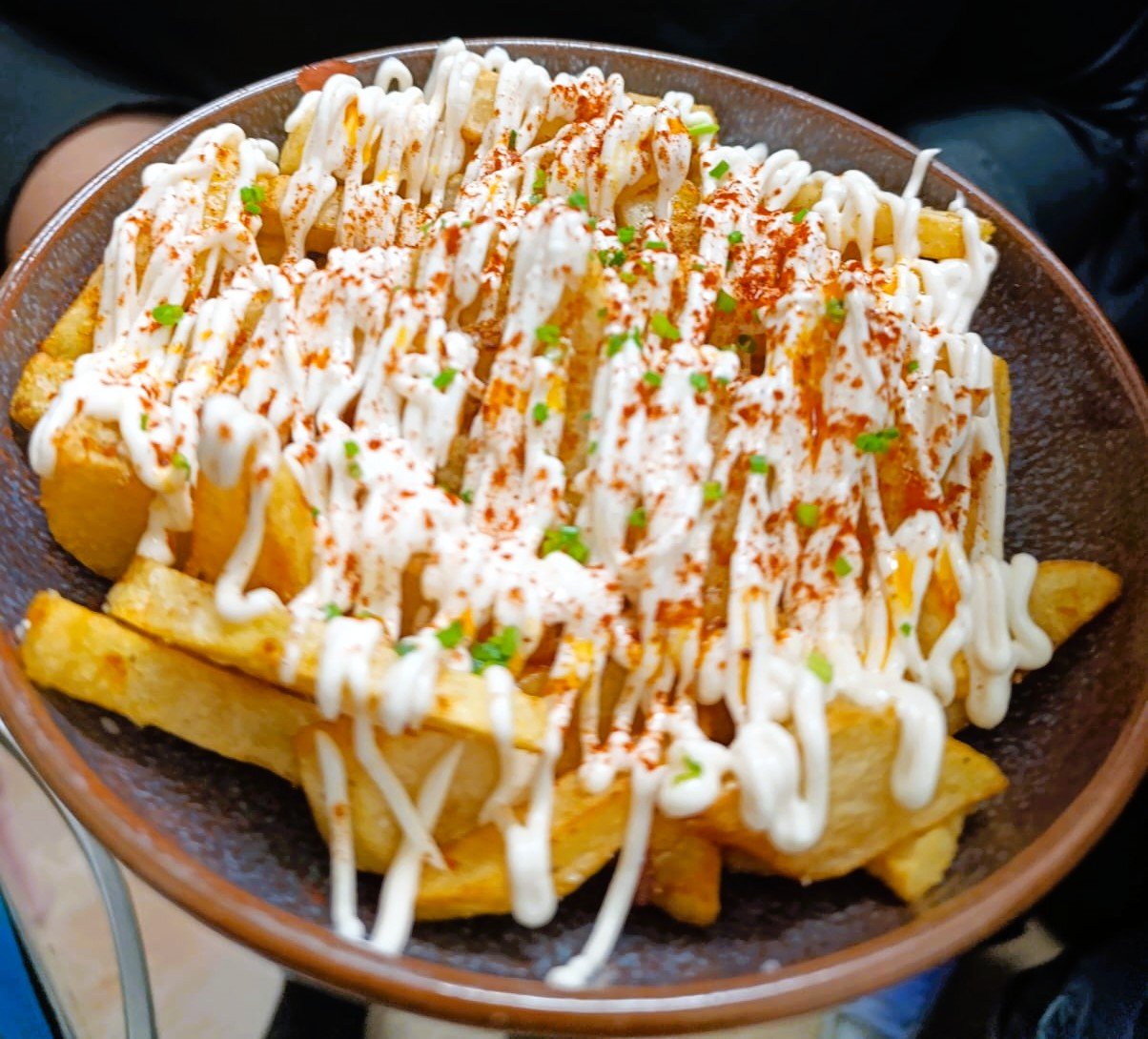 Les patates braves són una de les tapes més comunes a Andorra, Catalunya i Espanya. Normalment, no es prenen com a plat fort, sinó que es mengen com a aperitiu. Socialment, són motiu de trobada entre amics a cerveseries o llocs de tapes. És per això que es prenen acompanyades d'una cervesa o canya en un ambient informal. El seu nom es deu a la salsa picant que acompanya les patates fregides. Aquesta salsa està elaborada bàsicament amb un sofregit de tomaca, tabasco i de vegades maionesa, tot i que s'hi poden afegir d'altres ingredients com pebre o d'altres espècies. A Andorra, Catalunya, les Illes Balears i el País Valencià, de vegades se serveixen amb salsa brava i salsa allioli, encara que normalment es tracta de dues tapes diferents. L'origen d'aquest plat se situa pels volts de la dècada del 1950, o la del 1960, a Madrid, i diversos bars, ja desapareguts, es disputen l'invent, Casa Pellico, La Casona, o Vinícola Aurora.