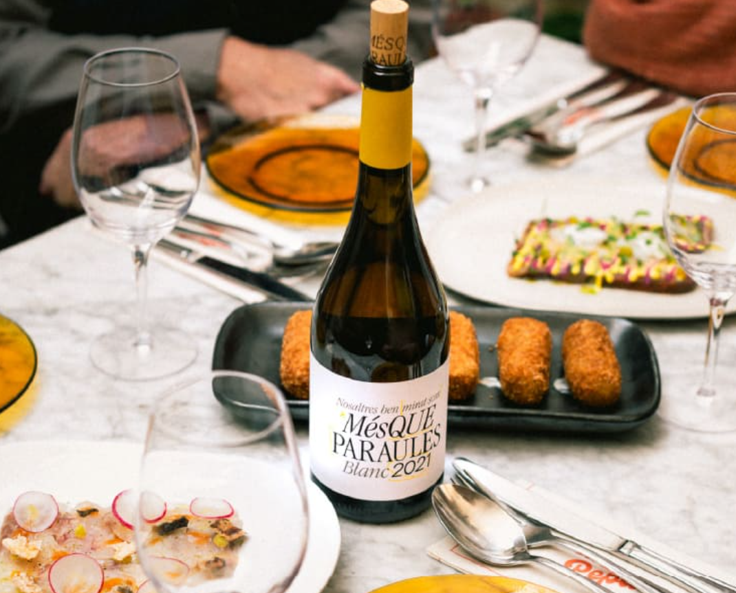 Sobre Més que Paraules Negre Més Que Paraules Negre és un vi negre de la D.O. Pla de Bages elaborat pel celler Més Que Paraules. Es tracta d'un cupatge de les varietats Cabernet sauvignon, merlot, garnatxa tinta i sumoll. La vinificació del raïm de Més Que Paraules Negre s'efectua seguint el mètode tradicional. Les diferents varietats es treballen separadament. Un cop al celler, els grans de Més Que Paraules Negre estaran a temperatura controlada. Després d'aquest procés es realitza una fermentació espontània durant unes dues setmanes a 25º. Més Que Paraules Negre fermenta després malolàcticament en dipòsit d'acer inoxidable. Aquest vi envelleix finalment durant entre 10 i 12 mesos en botes de roure francès de primer i segon any i 225 litres de capacitat abans de reposar en ampolla i ser comercialitzat. El Bages és una zona històrica de producció de bons vins. L'equip de Més Que Paraules, format per emprenedors amants del vi, li ha donat un nou impuls a la denominació d'origen.