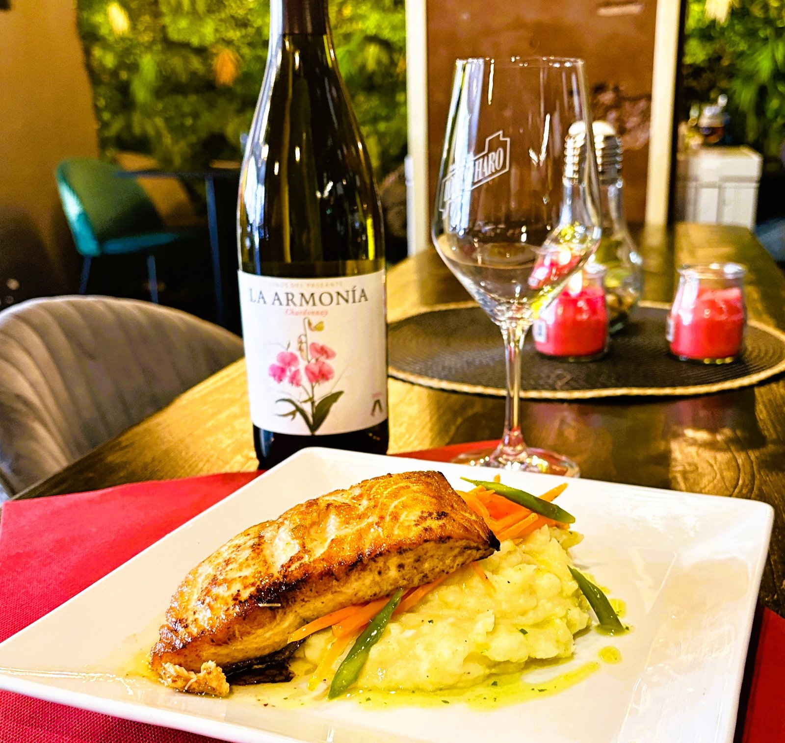 🍣✨ Avui a L’Alternativa Andorra us proposem un plat que enamora des del primer tast: salmó salvatge amb parmentier suau i verduretes al punt. Una combinació fresca, equilibrada i plena de matisos.
Per acompanyar-lo, res millor que La Armonía, el vi blanc de Vinos del Paseante que ara neix a la D.O. Costers del Segre.
Un vi elaborat amb Chardonnay 100% ecològica, fresc i jove, però amb una estructura sorprenent. Abans era un vi de la D.O. Rueda, i aquesta evolució li ha donat una nova personalitat sense perdre la seva essència.
La seva criança en roure francès durant un any li aporta una textura densa i persistent, amb aromes de fruites de pinyol, flors, notes minerals i un toc balsàmic. Un vi que fa honor al seu nom: harmonia en cada glop.
La raó és que, en el món del tast, un vi és “harmoniós” quan tot encaixa. I quan el maridem amb un plat com el nostre salmó salvatge, el resultat és pura sintonia gastronòmica.
Disponible avui a L’Alternativa Andorra.
#LAlternativaAndorra #CuinaDeMercat #SalmóSalvatge #VinsDelPaseante #AndorraGastronòmica