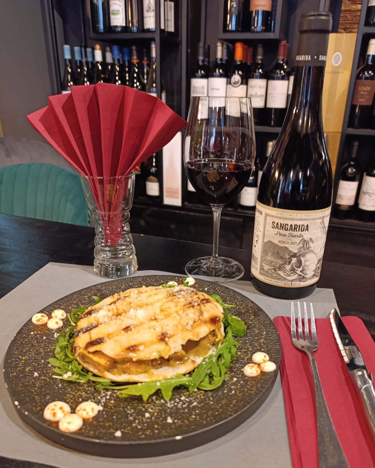 🥙🔥 Avui a L’Alternativa Andorra et presentem una proposta plena de sabor i aromes exòtiques, però molt suau Hem preparat un pa de pita farcit de pollastre al CURRY amb llet de coco, una combinació equilibrada, cremosa i amb aquell punt especiat que el fa absolutament irresistible. Una recepta pensada per oferir una experiència diferent, fresca i amb personalitat pròpia, la cuina del nostre xef és creativa i saludable. Vine a la nostra terrassa de la Plaça de les Arcades i descobreix aquest plat que destaca per la seva intensitat i harmonia. L’Alternativa Andorra — cuina viva, creativa i feta amb passió. #AlternativaAndorra #CuinaDeMercat #CurryLovers #PlaçaDeLesArcades #gastronomiaandorrana