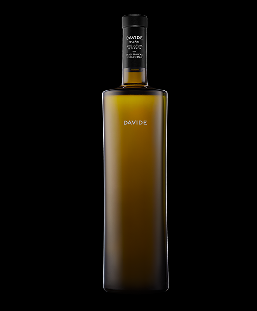 🍇✨ A L’Alternativa Andorra, tenim un vi que marca diferència, bé en tenim més de 100 que marquen la diferència. Has de venir a tastar i gaudir del Davide — Edició Limitada.   Un Albariño 100% de la D.O. Rías Baixas, subzona Val do Salnés, elaborat amb vinyes emparrades de més de 25 anys, de baixa producció i una concentració aromàtica excepcional. Només 56.800 ampolles al món. “Cosecha” 2024 · 13 % Vol. Un projecte del vitivinicultor David Acha i elaborat per l’enòleg Pablo Estévez, reconegut com a Millor Enòleg de Vins Joves d’Espanya (Premi Baco) en sis ocasions: 2025, 2024, 2023, 2022, 2020 i 2019. Un currículum que parla per si sol. Un vi fresc, vibrant, amb elegància atlàntica i una personalitat que ens deixa bocabadats des del primer tast. Disponible a L’Alternativa Andorra. Vine a descobrir-lo. Reserva Taula, si us plau! #LAlternativaAndorra #VinsDAutor #AlbariñoPremium #RíasBaixas #ExperiènciesGourmet 
