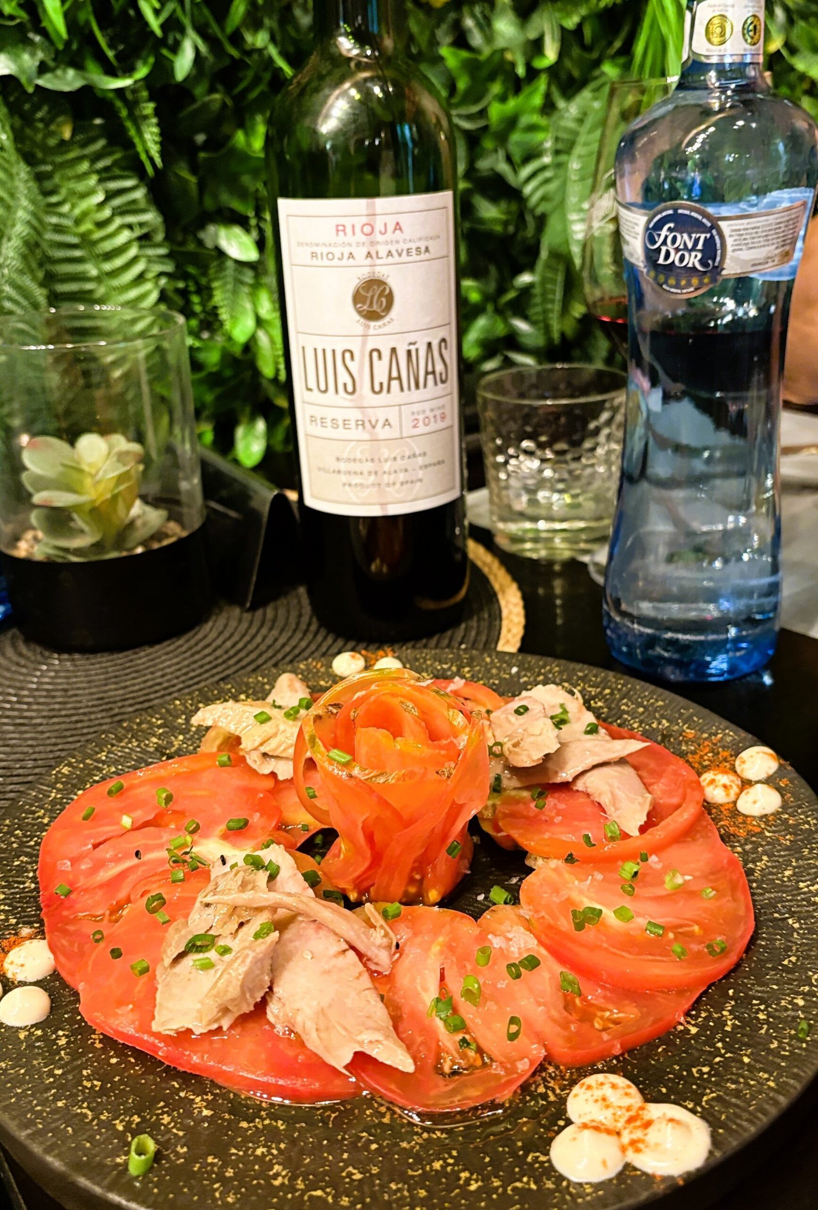 El ambiente nocturno, ya que la Alternativa solo abre tres días al mediodía; las comidas en la Alternativa son muy buenas. Y los precios de la Alternativa son de los mejores de Andorra. Los vinos de alta calidad están a precios muy ajustados. Y la comida elaborada por el chef Fabián es magnífica. Y si hablamos de la Repostera Angels, tenemos el equipo perfecto, muy buenos postres, y una cocina exquisita. Es totalmente cierto, y ese es precisamente uno de los mayores secretos a voces entre los locales. La política de precios de L’Alternativa en vinos de alta gama es imbatible para los estándares de Andorra. Al ajustar tanto los márgenes en las botellas prémium, te permiten disfrutar de referencias espectaculares (como excelentes Priorats, Ribera del Duero o vinos internacionales) a precios muy honestos que en otros locales costarían el doble. La propuesta nocturna en la Alternativa es insuperable por varios motivos: Lo mejor de su cocina y bodega nocturna Vinos prémium accesibles: Su pasión es ofrecer una de las mejores cartas de vino de Andorra la Vella con precios ajustados, permitiendo maridar producto de alta calidad sin sorpresas en la cuenta. Cenas de tapeo artesanal: Al caer la noche, la combinación de sus tablas de ibéricos, croquetas caseras, carnes prémium y platillos de temporada al aire libre se vuelve obligatoria. Horario nocturno garantizado: Al abrir todas las noches de lunes a sábado desde las 17:00 hasta la medianoche, se ha convertido en el refugio perfecto para las cenas tardías en el centro histórico, algo que a veces cuesta encontrar en el país. Disfrutar de un vinazo a precio de coste en esa terraza iluminada de la Plaza Guillemó, acompañado de buena comida, es un plan difícil de superar.