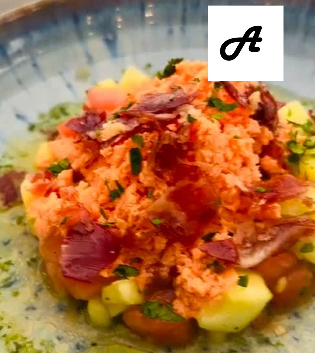 🍅❄️ TÀRTAR DE GASPATXO · L’ALTERNATIVA ANDORRA Un plat diferent, fresc i sorprenent que arriba per revolucionar l’estiu a L’Alternativa Andorra. El nostre xef presenta una visió totalment nova del gaspatxo tradicional: un tàrtar de gaspatxo que combina textura, frescor i creativitat en un sol plat. Una proposta que transforma el clàssic en un granissat de gaspatxo intens, aromàtic i absolutament refrescant. ✨ Què fa especial aquest plat? Gaspatxo granissat amb textura fina i sedosa Tàrtar fresc que aporta contrast i personalitat Reinterpretació del clàssic amb el toc únic del nostre xef Plat lleuger i estiuenc ideal per començar qualsevol àpat És una d’aquelles creacions que entren pels ulls, refresquen el paladar i deixen ganes de repetir. 🌿 Una experiència d’estiu a la nostra terrassa Gaudir-lo a la terrassa de L’Alternativa Andorra, amb bona llum, ambient tranquil i una copa de vi, és senzillament perfecte. 🍽️ Vine a tastar-lo Si busques un plat diferent, creatiu i ple de frescor… El tàrtar de gaspatxo és el teu nou imprescindible. #LAlternativaAndorra #Gaspatxo #Tartar #CuinaCreativa #AndorraGastronomia
