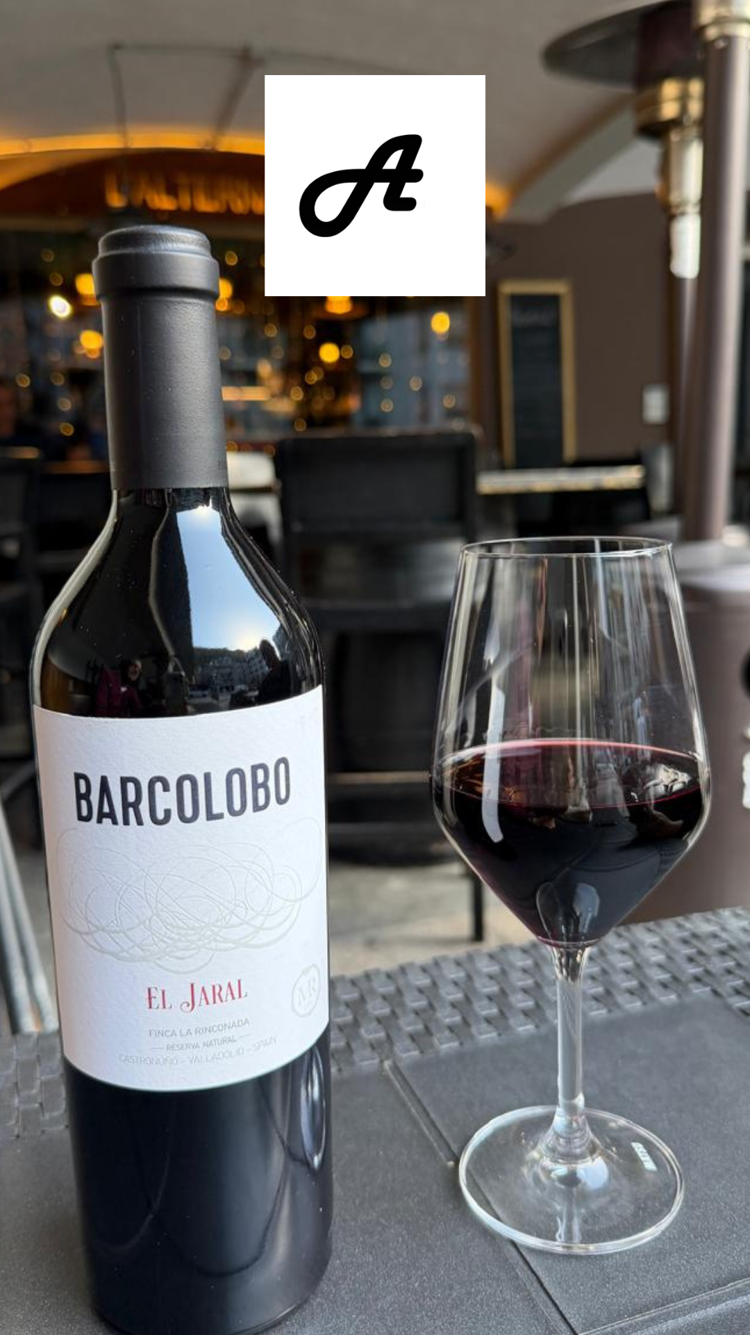 🍷✨ BARCOLOBO EL JARAL: un vi per recordar... i un maridatge espectacular! ✨🍷
A L’Alternativa Andorra ens agrada oferir experiències que van més enllà d’un bon àpat. Per això us recomanem el magnífic Barcolobo El Jaral, una edició limitada elaborada amb Cabernet Sauvignon, Syrah i Tempranillo, criada durant vint mesos en botes noves de roure francès.
🍒 De color vermell cirera de picota, amb aromes de fruita madura, notes balsàmiques, cedre, tabac i espècies dolces, aquest vi destaca per la seva elegància, equilibri i un final llarg i persistent que enamora els amants del bon vi.
🦑 I quin millor acompanyament que els nostres irresistibles calamars a l’andalusa? Cruixents per fora, tendres per dins i perfectes per compartir mentre gaudiu d’una copa d’aquest excel·lent vi.
🙏 També volem aprofitar per donar les gràcies a Moto Marbella Motonàutica Marbella per la seva agradable visita a L’Alternativa Andorra i per la fantàstica ressenya que ens han deixat. Ha estat un autèntic plaer rebre-us i compartir amb vosaltres la nostra passió per la bona gastronomia.
🥂 Us esperem per descobrir aquest maridatge únic i brindar plegats pels bons moments.
#LAlternativaAndorra #BarcoloboElJaral #ViDeQualitat #CalamarsALAndalusa #AndorraGastronòmica #MotoMarbellaMotonauticaMarbella #WineLovers #RestaurantsAndorra #ExperiènciaGastronòmica #GoodFoodGoodWine

