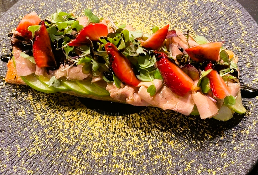 Habitualment creem plats del dia que són setmanals. Aquesta coca de foie és un dels plats que hem tingut a la carta.