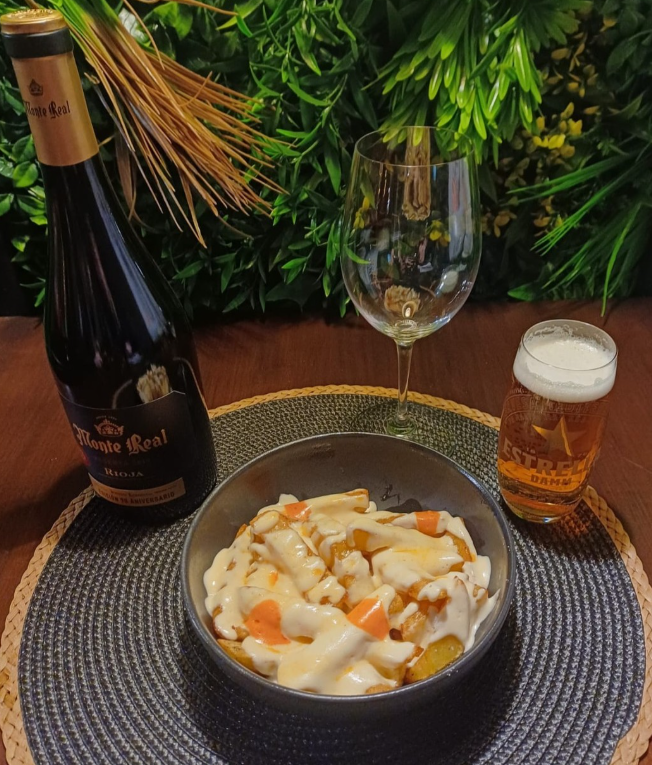 Les patates braves són una de les tapes més comunes a Andorra, Catalunya i Espanya. Normalment, no es prenen com a plat fort, sinó que es mengen com a aperitiu. Socialment, són motiu de trobada entre amics a cerveseries o llocs de tapes. És per això que es prenen acompanyades d'una cervesa o canya en un ambient informal. El seu nom es deu a la salsa picant que acompanya les patates fregides. Aquesta salsa està elaborada bàsicament amb un sofregit de tomaca, tabasco i de vegades maionesa, tot i que s'hi poden afegir d'altres ingredients com pebre o d'altres espècies. A Andorra, Catalunya, les Illes Balears i el País Valencià, de vegades se serveixen amb salsa brava i salsa allioli, encara que normalment es tracta de dues tapes diferents. L'origen d'aquest plat se situa pels volts de la dècada del 1950, o la del 1960, a Madrid, i diversos bars, ja desapareguts, es disputen l'invent, Casa Pellico  La Casona, o Vinícola Aurora.