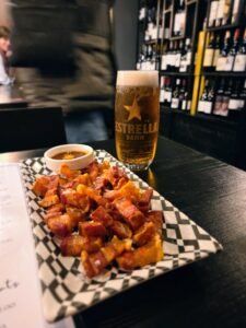 L’Alternativa és un bar de tapes i restaurant situat a la plaça Guillemó, (Plaça de les Arcades) al centre d’Andorra la Vella, pensat per fer un vermut, picar alguna cosa o sopar tranquil·lament amb bona música i ambient informal. Ha esdevingut una alternativa gastronòmica molt popular tant per a gent del país com per a visitants que busquen tapes i vins prèmium a preus populars en un entorn informal però cuidat.​ Entre els seus serveis principals destaquen: Bar de tapes amb una àmplia selecció de tapes, embotits, formatges, croquetes i plats per compartir, on el pernil ibèric i altres productes espanyols tenen un gran protagonisme.​ Gran Carta de vins amb més de 140 referències, cerveses variada, amb especial atenció als vins espanyols i a la cervesa ben tirada, ideal per a l’“afterwork” o per a fer el “tardeo” amb amics.​ Menús i propostes de migdia o vespre amb plats casolans i tapes calentes, pensats per menjar bé sense haver de fer un àpat massa formal.​ Carns premium com el secreto o A més, L’Alternativa també funciona com a espai de trobada i d’oci: organitza propostes especials, horaris de “happy hour” amb oferta de begudes i tapes, i sovint és recomanat com un lloc amb molt bon ambient per començar o acabar la nit al centre d’Andorra la Vella.