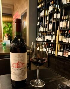 L’Alternativa és un bar de tapes i restaurant situat a la plaça Guillemó, (Plaça de les Arcades) al centre d’Andorra la Vella, pensat per fer un vermut, picar alguna cosa o sopar tranquil·lament amb bona música i ambient informal. Ha esdevingut una alternativa gastronòmica molt popular tant per a gent del país com per a visitants que busquen tapes i vins prèmium a preus populars en un entorn informal però cuidat.​ Entre els seus serveis principals destaquen: Bar de tapes amb una àmplia selecció de tapes, carns prèmium, embotits, formatges, croquetes i plats per compartir, on el pernil ibèric i altres productes espanyols tenen un gran protagonisme.​ Gran Carta de vins amb més de 140 referències, cerveses variades, amb especial atenció als vins espanyols i a la cervesa ben tirada, ideal per a l’“afterwork” o per a fer el “tardeo” amb amics.​ Menús i propostes de migdia o vespre amb plats casolans i tapes calentes, pensats per menjar bé sense haver de fer un àpat massa formal.​ Carns prèmium com el secreto o A més, L’Alternativa també funciona com a espai de trobada i d’oci: organitza propostes especials, horaris de “happy hour” amb oferta de begudes i tapes, i sovint és recomanat com un lloc amb molt bon ambient per començar o acabar la nit al centre d’Andorra la Vella.