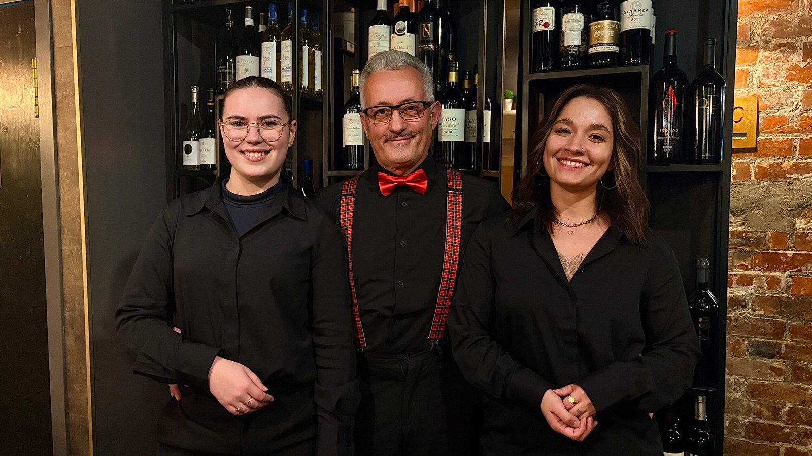 L’Alternativa és un bar de tapes i restaurant situat a la plaça Guillemó, (Plaça de les Arcades) al centre d’Andorra la Vella, pensat per fer un vermut, picar alguna cosa o sopar tranquil·lament amb bona música i ambient informal. Ha esdevingut una alternativa gastronòmica molt popular tant per a gent del país com per a visitants que busquen tapes i vins prèmium a preus populars en un entorn informal però cuidat.​ Entre els seus serveis principals destaquen: Bar de tapes amb una àmplia selecció de tapes, embotits, formatges, croquetes i plats per compartir, on el pernil ibèric i altres productes espanyols tenen un gran protagonisme.​ Gran Carta de vins amb més de 140 referències, cerveses variades, amb especial atenció als vins espanyols i a la cervesa ben tirada, ideal per a l’“afterwork” o per a fer el “tardeo” amb amics.​ Menús i propostes de migdia o vespre amb plats casolans i tapes calentes, pensats per menjar bé sense haver de fer un àpat massa formal.​ Carns prèmium com el secreto o T-Bone. A més, L’Alternativa també funciona com a espai de trobada i d’oci: organitza propostes especials, horaris de “happy hour” amb oferta de begudes i tapes, i sovint és recomanat com un lloc amb molt bon ambient per començar o acabar la nit al centre d’Andorra la Vella.