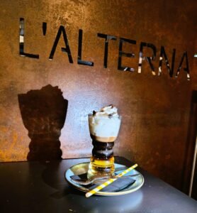 L’Alternativa és un bar de tapes i restaurant situat a la plaça Guillemó, (Plaça de les Arcades) al centre d’Andorra la Vella, pensat per fer un vermut, picar alguna cosa o sopar tranquil·lament amb bona música i ambient informal. Ha esdevingut una alternativa gastronòmica molt popular tant per a gent del país com per a visitants que busquen tapes i vins prèmium a preus populars en un entorn informal però cuidat.​ Entre els seus serveis principals destaquen: Bar de tapes amb una àmplia selecció de tapes, carns prèmium, embotits, formatges, croquetes i plats per compartir, on el pernil ibèric i altres productes espanyols tenen un gran protagonisme.​ Gran Carta de vins amb més de 140 referències, cerveses variades, amb especial atenció als vins espanyols i a la cervesa ben tirada, ideal per a l’“afterwork” o per a fer el “tardeo” amb amics.​ Menús i propostes de migdia o vespre amb plats casolans i tapes calentes, pensats per menjar bé sense haver de fer un àpat massa formal.​ Carns prèmium com el secreto o A més, L’Alternativa també funciona com a espai de trobada i d’oci: organitza propostes especials, horaris de “happy hour” amb oferta de begudes i tapes, i sovint és recomanat com un lloc amb molt bon ambient per començar o acabar la nit al centre d’Andorra la Vella.