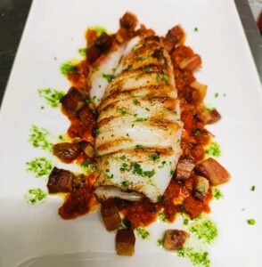 L’Alternativa és un bar de tapes i restaurant situat a la plaça Guillemó, (Plaça de les Arcades) al centre d’Andorra la Vella, pensat per fer un vermut, picar alguna cosa o sopar tranquil·lament amb bona música i ambient informal. Ha esdevingut una alternativa gastronòmica molt popular tant per a gent del país com per a visitants que busquen tapes i vins prèmium a preus populars en un entorn informal però cuidat.​ Entre els seus serveis principals destaquen: Bar de tapes amb una àmplia selecció de tapes, carns prèmium, embotits, formatges, croquetes i plats per compartir, on el pernil ibèric i altres productes espanyols tenen un gran protagonisme.​ Gran Carta de vins amb més de 140 referències, cerveses variades, amb especial atenció als vins espanyols i a la cervesa ben tirada, ideal per a l’“afterwork” o per a fer el “tardeo” amb amics.​ Menús i propostes de migdia o vespre amb plats casolans i tapes calentes, pensats per menjar bé sense haver de fer un àpat massa formal.​ Carns prèmium com el secreto o A més, L’Alternativa també funciona com a espai de trobada i d’oci: organitza propostes especials, horaris de “happy hour” amb oferta de begudes i tapes, i sovint és recomanat com un lloc amb molt bon ambient per començar o acabar la nit al centre d’Andorra la Vella.