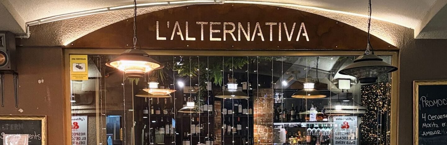 L’Alternativa és un bar de tapes i restaurant situat a la plaça Guillemó, (Plaça de les Arcades) al centre d’Andorra la Vella, pensat per fer un vermut, picar alguna cosa o sopar tranquil·lament amb bona música i ambient informal. Ha esdevingut una alternativa gastronòmica molt popular tant per a gent del país com per a visitants que busquen tapes i vins prèmium a preus populars en un entorn informal però cuidat.​ Entre els seus serveis principals destaquen: Bar de tapes amb una àmplia selecció de tapes, embotits, formatges, croquetes i plats per compartir, on el pernil ibèric i altres productes espanyols tenen un gran protagonisme.​ Gran Carta de vins amb més de 140 referències, cerveses variada, amb especial atenció als vins espanyols i a la cervesa ben tirada, ideal per a l’“afterwork” o per a fer el “tardeo” amb amics.​ Menús i propostes de migdia o vespre amb plats casolans i tapes calentes, pensats per menjar bé sense haver de fer un àpat massa formal.​ Carns premium com el secreto o A més, L’Alternativa també funciona com a espai de trobada i d’oci: organitza propostes especials, horaris de “happy hour” amb oferta de begudes i tapes, i sovint és recomanat com un lloc amb molt bon ambient per començar o acabar la nit al centre d’Andorra la Vella.