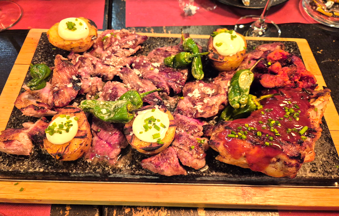 🔥 L’ALTERNATIVA ANDORRA — SABOR I QUALITAT SENSE COMPROMISOS 🔥 A casa nostra, les tapes prèmium són tota una experiència: producte seleccionat, elaboracions cuidades i aquell punt de creativitat que fa que cada plat tingui personalitat pròpia. I si parlem de carns… prepareu-vos. Treballem amb races de primera línia, com la Raça Jersey, reconeguda per la seva tendresa i intensitat gustativa. Una autèntica delícia per als amants de la bona carn. 🔥 La nostra graellada especial és un imprescindible: varietat, qualitat i un sabor que enamora des del primer instant. 🍷 I per completar l’experiència, el nostre celler: Més de 144 vins únics i exclusius, seleccionats amb cura i servits als millors preus d’Andorra. Un paradís per a qui estima el vi i vol descobrir noves joies. 📞 Millor reservar per telèfon i assegurar-vos una taula. A L’Alternativa, us garantim que ho passareu d’allò més bé. (Plaça de les Arcades) Plaça Guillemó, 8, AD500 Andorra la Vella. Telèfon: 854 858