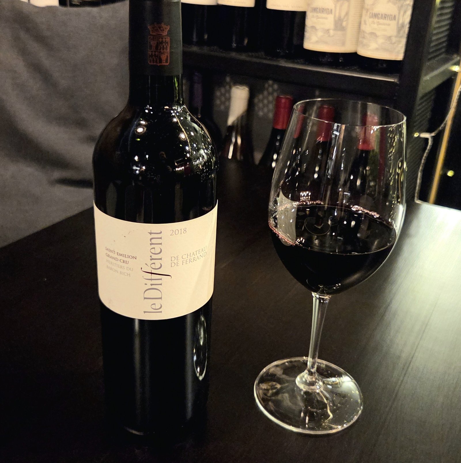 ALTERNATIVA ANDORRA. La millor vinateria d’andorra. La mejor vinoteca de Andorra. 🍷 VIN LE DIFERENT · CHÂTEAU DE FERRAND 2018 L’elegància de Saint‑Émilion, ara també a L’Alternativa Andorra. A la nostra carta de vins hi trobareu aquesta joia de Saint‑Émilion Grand Cru, elaborada pel prestigiós Château de Ferrand, una propietat històrica de Bordeus. Le Diferent és el “segon vi” del château: l’essència de la finca, però amb un estil més accessible, amable i llest per gaudir des d’ara. ✨ Origen i raïm Procedent del terrer argilós calcari de Saint‑Émilion, combina majoritàriament Merlot amb Cabernet Franc i un toc de Cabernet Sauvignon. El resultat és un vi rodó, afruitat i amb una estructura impecable. ✨ Aromes i boca Al nas hi trobem fruita vermella i negra madura —cirera, mora, grosella negra— amb notes especiades i un toc de fusta noble. A la boca és vellutat, suau i equilibrat, amb tanins polits i una frescor final que el fa sorprenentment fàcil de beure. ✨ Estil i maridatges Ideal amb carns blanques i vermelles, guisats, aus rostides, caça suau, embotits i formatges curats. Un vi afruitat, fi i gastronòmic, perfecte tant per a un àpat de celebració com per a un sopar especial amb cuina de mercat o cuina catalana de base clàssica. 🍷 Descobriu-lo a L’Alternativa Andorra i deixeu-vos portar per l’elegància de Saint‑Émilion. #vINATERIA #VINOTECA #TAPASBAR #ATERNTIVAANDORRA #LEDIFFERENT #MERLOT