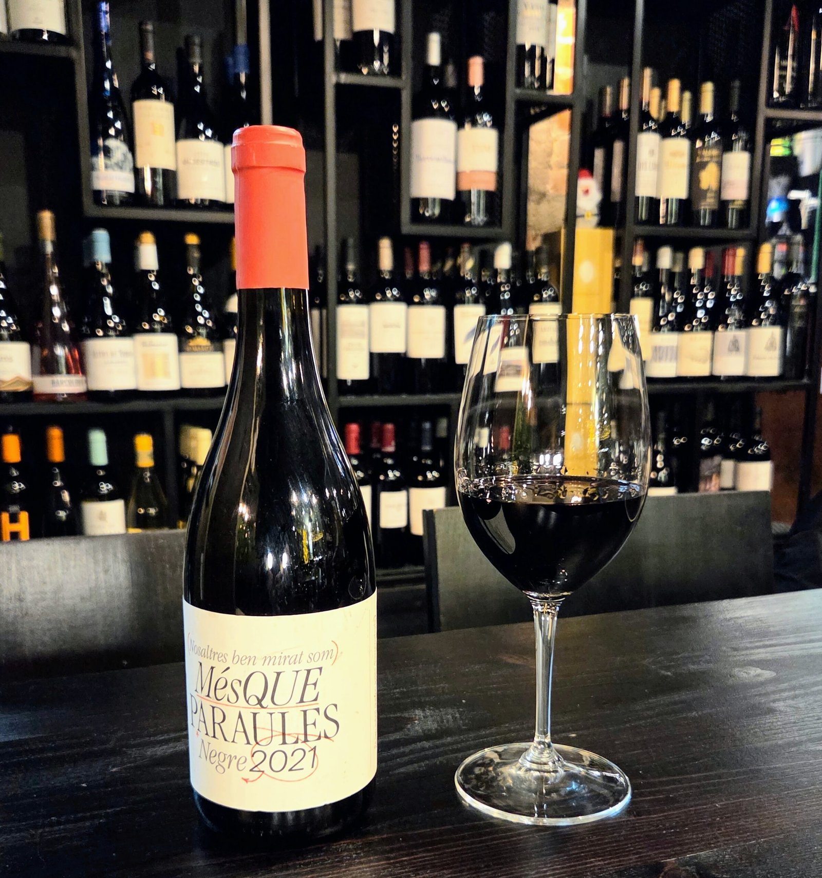 Sobre Més que Paraules Negre Més Que Paraules Negre és un vi negre de la D.O. Pla de Bages elaborat pel celler Més Que Paraules. Es tracta d'un cupatge de les varietats cabernet sauvignon, merlot, garnacha tinta i sumoll. La vinificació del raïm de Més Que Paraules Negre s'efectua seguint el mètode tradicional. Les diferents varietats es treballen separadament. Un cop al celler, els grans de Més Que Paraules Negre premaceran a temperatura controlada. Després d'aquest procés es realitza una fermentació espontània durant unes dues setmanes a 25º. Més Que Paraules Negre fermenta després malolàcticament en dipòsit d'acer inoxidable. Aquest vi envelleix finalment durant entre 10 i 12 mesos en bótes de roure francès de primer i segon any i 225 litres de capacitat abans de reposar en ampolla i ser comercialitzat. El Bages és una zona històrica de producció de bons vins. L'equip de Més Que Paraules, format per emprenedors amants del vi, li ha donat un nou impuls a la denominació d'origen.