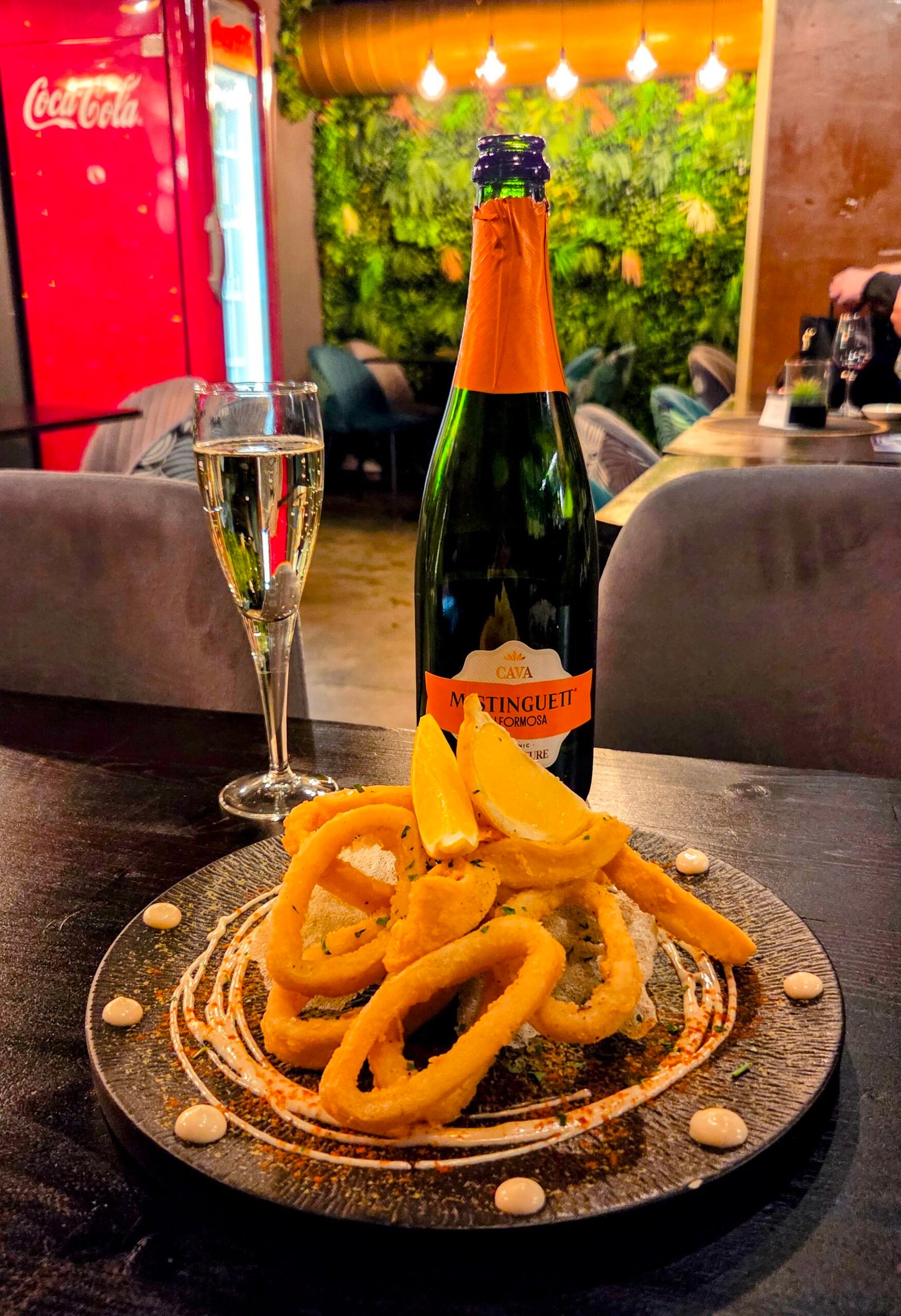 🦑✨ CALAMARS A L’ANDALUSA QUE ENAMOREN ✨🦑 Si encara no has tastat els calamars a l’andalusa de L’Alternativa Andorra, t’estàs perdent un dels nostres imprescindibles. Fets al punt exacte, cruixents per fora, tendres per dins i amb un sabor que enganxa des de la primera mossegada. Un clàssic que sempre triomfa i que preparem amb producte de qualitat i molta cura. Ideal per compartir… o per no compartir gens 😄 Vine i descobreix per què tothom parla dels nostres calamars. T’esperem a L’Alternativa Andorra! #CalamarsALAndalusa #LAlternativaAndorra #GastronomiaAndorra #FoodLovers #SaborAutèntic