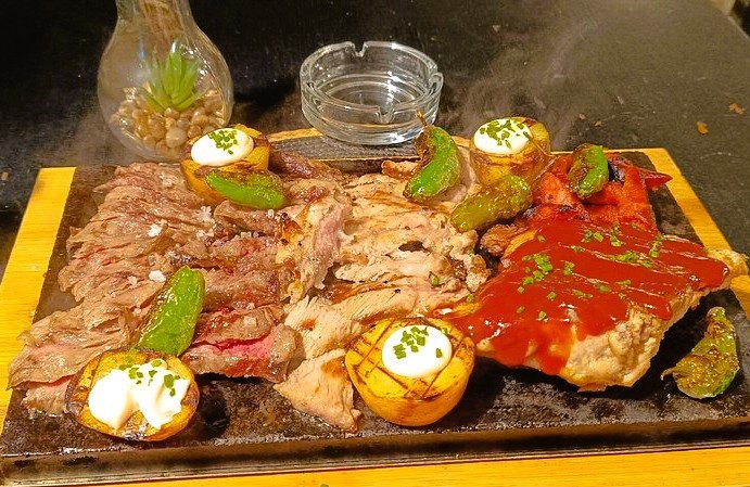 🔥🍷 A l’Alternativa Andorra cuinem perquè gaudiu de veritat. La nostra carta combina el millor de la cuina a la graella —amb carns tendres, saboroses i fetes al punt perfecte— amb una selecció de tapes que enamoren des del primer tast. Però si hi ha alguna cosa que ens fa especials és el nostre Celler, un autèntic tresor amb més de 150 vins, caves i champagnes seleccionats amb cura. I a un preu increïble. Un espai pensat per maridar cada plat amb l’ampolla de vi ideal i descobrir noves joies enològiques. Vine a viure una experiència gastronòmica completa, amb bon ambient, bona cuina i un celler que no deixa ningú indiferent. #AlternativaAndorra #GastronomiaAndorrana #WineLovers #TapesAndorra #CellerPremium