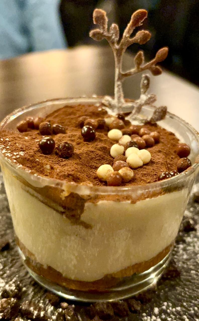 ✨ El tiramisú de L’Alternativa Andorra: un final dolç que enamora ✨ El nostre tiramisú és d’aquelles postres que no només es mengen… es recorden. Cremós, equilibrat, amb aquell toc de cacau que desperta els sentits i una textura que es fon suaument al paladar. Un clàssic italià reinterpretat amb la mà del nostre xef. 🍷 I per arrodonir l’experiència?   A L’Alternativa Andorra comptem amb un celler prèmium seleccionat amb cura: vins de petites produccions, referències exclusives i ampolles que mariden a la perfecció amb els nostres plats i, per descomptat, amb el nostre tiramisú estrella. Unes postres així mereixen ser celebrat… i compartit. Vine a tastar-lo i deixa’t sorprendre. #AlternativaAndorra #TiramisúGourmet #CellerPremium #PostresAmbÀnima #AndorraGastronòmica