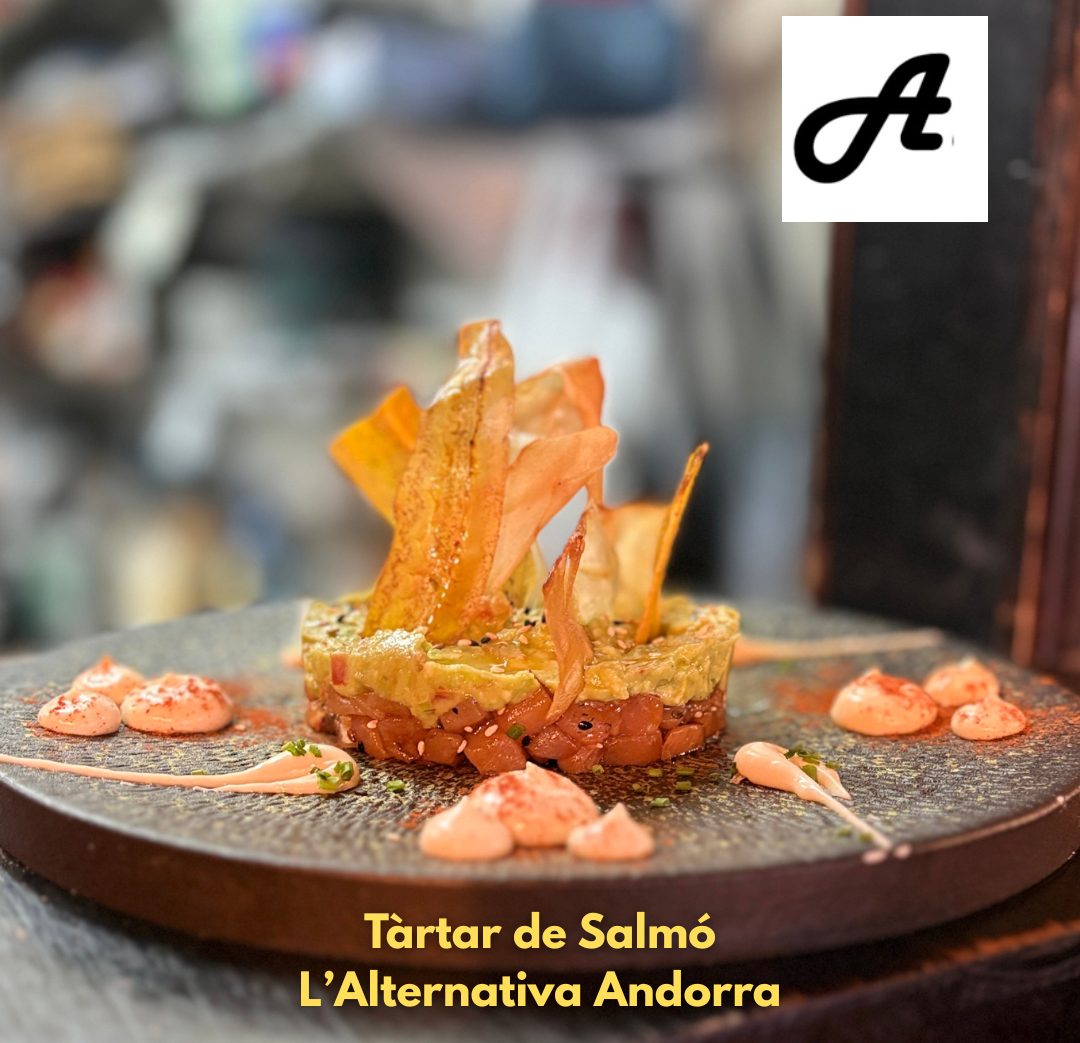 🐟✨ A L’ALTERNATIVA ANDORRA, EL TÀRTAR TÉ PERSONALITAT ✨🐟 Si hi ha un plat que ens identifica, és el nostre magnífic tàrtar de salmó salvatge. El preparem amb peix fresc de primera qualitat, tallat a mà i amanit amb equilibri, frescor i aquell toc de caràcter que només trobes a L’Alternativa. Possiblement, un dels millors del barri, aquí mateix, a la Plaça de les Arcades, molt a prop de Pyrénées. Cada cullerada és vibrant, fresca i plena de matisos marins. Un tàrtar que respecta la tradició, però que parla amb veu pròpia: lleuger, saborós i absolutament irresistible. 🍷 I si hi afegim el nostre celler… Més de 150 referències de vins nacionals i internacionals, seleccionats amb cura i al millor preu de tot Andorra la Vella. Des de vins joves i aromàtics fins a grans etiquetes per a paladars exigents. El maridatge perfecte per elevar el tàrtar a un altre nivell. 📅 Reserva de dilluns a dissabte Vine a gaudir d’una cuina honesta, fresca i amb personalitat. A L’Alternativa, cada plat és una experiència i cada copa, un viatge. 📍 L’Alternativa Andorra – Plaça de les Arcades 🔖 #LAlternativaAndorra #TàrtarDeSalmó #PlaçaDeLesArcades #CellerAmbÀnima #GastronomiaAndorra