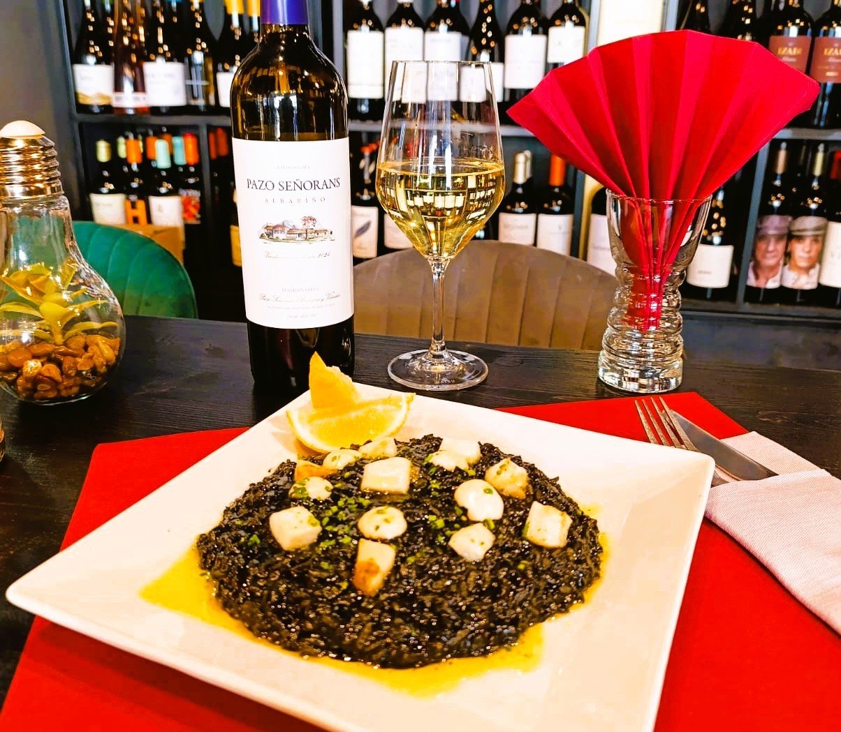 🥘🖤 ARRÒS NEGRE MEDITERRANI — EL PLAT DEL DIA DIJOUS I DIVENDRES A L’ALTERNATIVA ANDORRA 🖤🥘d’aquest dijous 26 de mars i divendres dia 27 de març. Bona cuina a bon preu. Avui et portem un clàssic que sempre agrada: l’arròs negre mediterrani amb pota de calamar, cuinat amb tot el sabor de la nostra cuina i aquell punt mariner que et transporta directament a la vora del mar Mediterrani. Vine a L’Alternativa Andorra i gaudeix d’un arròs negre com si estiguessis a peu de platja, però sense sortir del centre d’Andorra la Vella, a la plaça de les Arcades al bell mig del Centre Històric d’Andorra la Vella Producte fresc, cocció precisa i professional del nostre xef. Un resultat que parla per si sol. T’esperem per fer-te gaudir d’un plat que no falla mai.I no t’oblidis del nostre celler amb més de 150 referències.