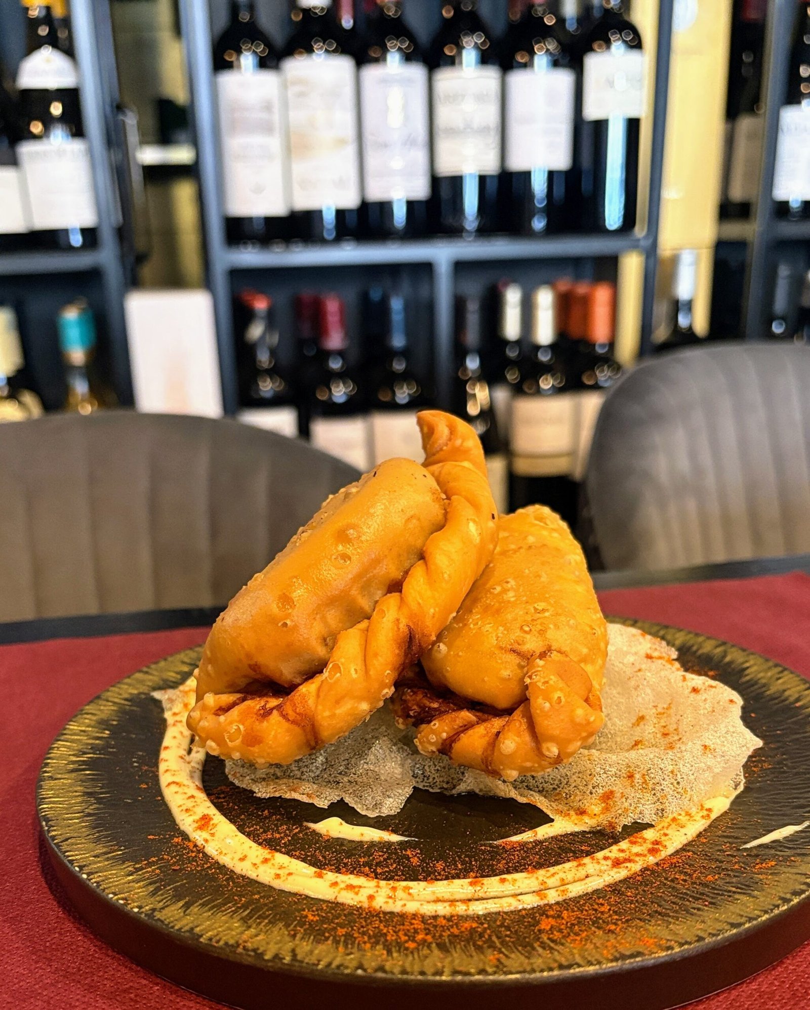 🍽️🔥 A L’Alternativa Andorra, la cuina és 100% casolana.   Cada plat que surt de la nostra cuina està fet a casa, amb dedicació, producte de qualitat i el toc personal del nostre xef. Un bon exemple són les nostres empanades artesanes, farcides amb generositat i elaborades al seu estil únic. El nostre xef es va formar amb un gran cuiner francès, i avui aplica tota aquella experiència per sorprendre i satisfer el paladar dels nostres clients i amics. A L’Alternativa no només menges… gaudeixes d’una cuina feta amb moltes ganes i il·lusió per satisfer el paladar dels nostres amics i clients. #LAlternativaAndorra #CuinaCasolana #EmpanadesArtesanes #GastronomiaAndorra #FetACasa