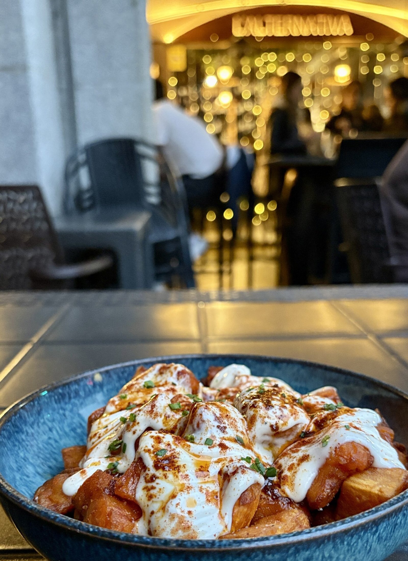 🔥 A L’Alternativa Andorra cuinem per sorprendre, però sobretot per fer-vos passar una bona estona. I si hi ha un plat que enamora des de la primera mossegada… són les nostres patates braves de moniato: dolces, cruixents i amb una combinació de salses que les fa absolutament irresistibles. Una versió diferent, divertida i plena de sabor. 🍤 A més, la carta està plena de petites joies: – Tapes casolanes i gastronòmiques que varien segons el dia – Suggeriments del xef que evolucionen constantment – Plats pensats per compartir, gaudir i repetir 🍷 I per acompanyar-ho, el nostre celler amb més de 150 referències de les millors D.O., a preus que costen de creure (els millors preus d’Andorra). Vins per descobrir, per sorprendre i per brindar com cal. 🌿 Tot això, a la nostra terrassa de la Plaça de les Arcades (Plaça Guillemó, nom oficial), un espai còmode, agradable i perfecte per deixar passar el temps entre bons plats i millor companyia. L’Alternativa Andorra. On les tapes tenen ànima… i el vi, molta personalitat. #LAlternativaAndorra #TapesGastronòmiques #PatatesBravesDeMoniato #CellerDeVins #AndorraLaVella #PlaçaDeLesArcades #FoodLoversAndorra #GastronomiaAndorra