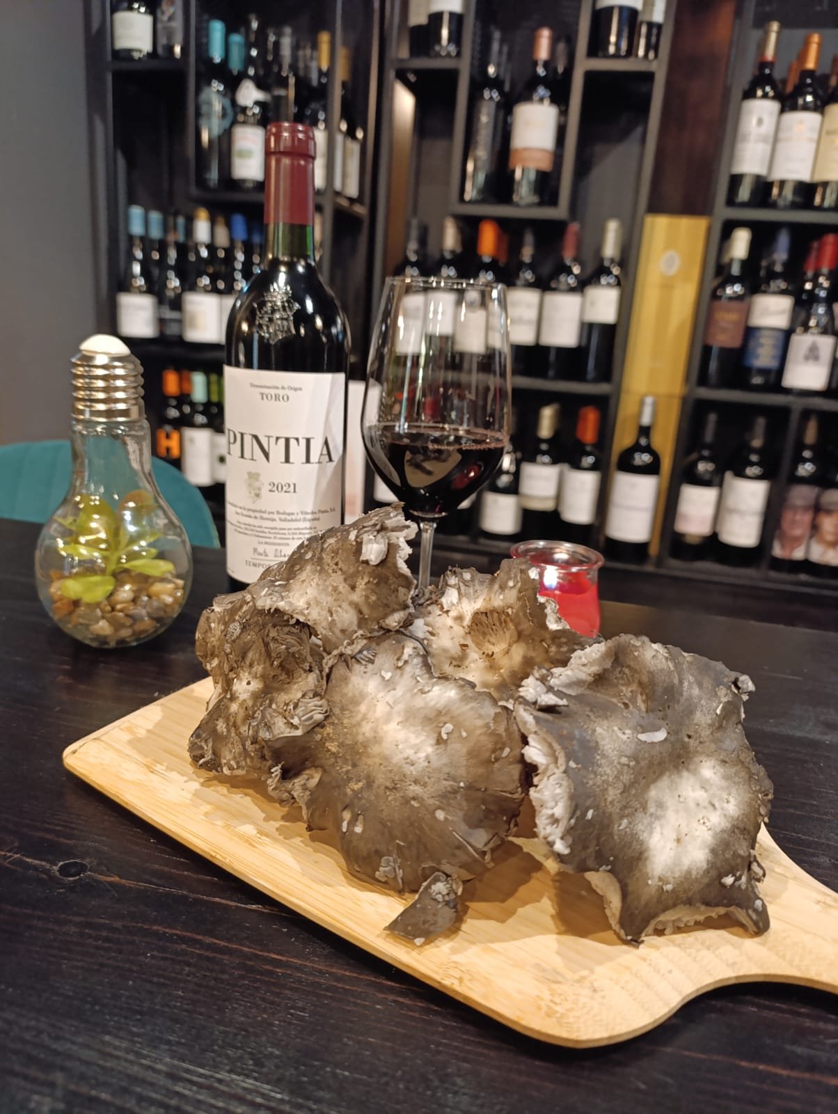 🍄❄️ Aquest cap de setmana a L’Alternativa Andorra… arriben els bolets de neu! Avui ens han arribat bolets de temporada, els autèntics bolets de neu o marçots — el primer bolet de l’any, el que només apareix quan el fred encara domina a la muntanya Andorrana. Els saltem amb ou i gambes, una combinació que respecta el seu sabor delicat i que transforma aquest producte tan especial en un plat irresistible. El marçot (Hygrophorus Marzuolus) és un bolet amant del fred, conegut també com a bolet dels esquirols, llenega d’hivern o llenega de primavera. Un regal de la natura que només arriba quan les primeres pluges de finals d’hivern desperten el bosc. Vine aquest divendres i dissabte a gaudir d’un plat únic, de temporada i amb tota l’essència de la nostra cuina. L’Alternativa Andorra — producte, tradició i sabor de veritat. #BoletsDeTemporada #AlternativaAndorra #CuinaDeMercat #Marçots #GastronomiaAndorrana