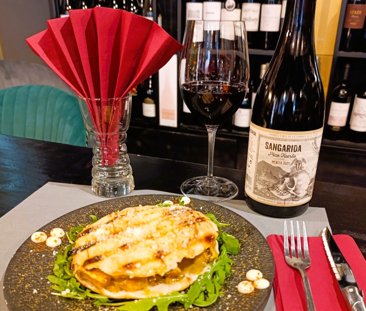 🥙🔥 Avui a L’Alternativa Andorra et presentem una proposta plena de sabor i aromes exòtiques, però molt suau Hem preparat un pa de pita farcit de pollastre al CURRY amb llet de coco, una combinació equilibrada, cremosa i amb aquell punt especiat que el fa absolutament irresistible. Una recepta pensada per oferir una experiència diferent, fresca i amb personalitat pròpia, la cuina del nostre xef és creativa i saludable. Vine a la nostra terrassa de la Plaça de les Arcades i descobreix aquest plat que destaca per la seva intensitat i harmonia. L’Alternativa Andorra — cuina viva, creativa i feta amb passió. #AlternativaAndorra #CuinaDeMercat #CurryLovers #PlaçaDeLesArcades #gastronomiaandorrana