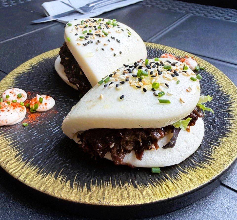 🍽️🔥 A L’Alternativa Andorra la bona cuina és la nostra identitat. Treballem cada dia perquè les tapes i plats que servim tinguin sabor, personalitat i aquell toc casolà que ens fa únics. Si vens a tastar les nostres tapes, no et pots perdre: 🦐 Les croquetes de gambes, cremoses i plenes de sabor 🥟 El nostre Pa Bao amb carrilera, melós i irresistible 🥔 Les patates braves, cruixents i amb el punt just de picant … I moltes altres propostes que anem creant amb passió i producte fresc. I per maridar-ho com cal, tenim un celler exclusiu amb més de 150 vins, caves i xampanys (Champagne), seleccionats amb cura per oferir-te una experiència completa. Vine a gaudir d’una cuina que es viu, es comparteix i es recorda. Molt bona i a preus molt equilibrats. I podem afegir que tenim una de les millors terrasses de tot andorra. #LAlternativaAndorra #TapesAndorra #CellerExclusiu #GastronomiaAndorra #CuinaCasolana