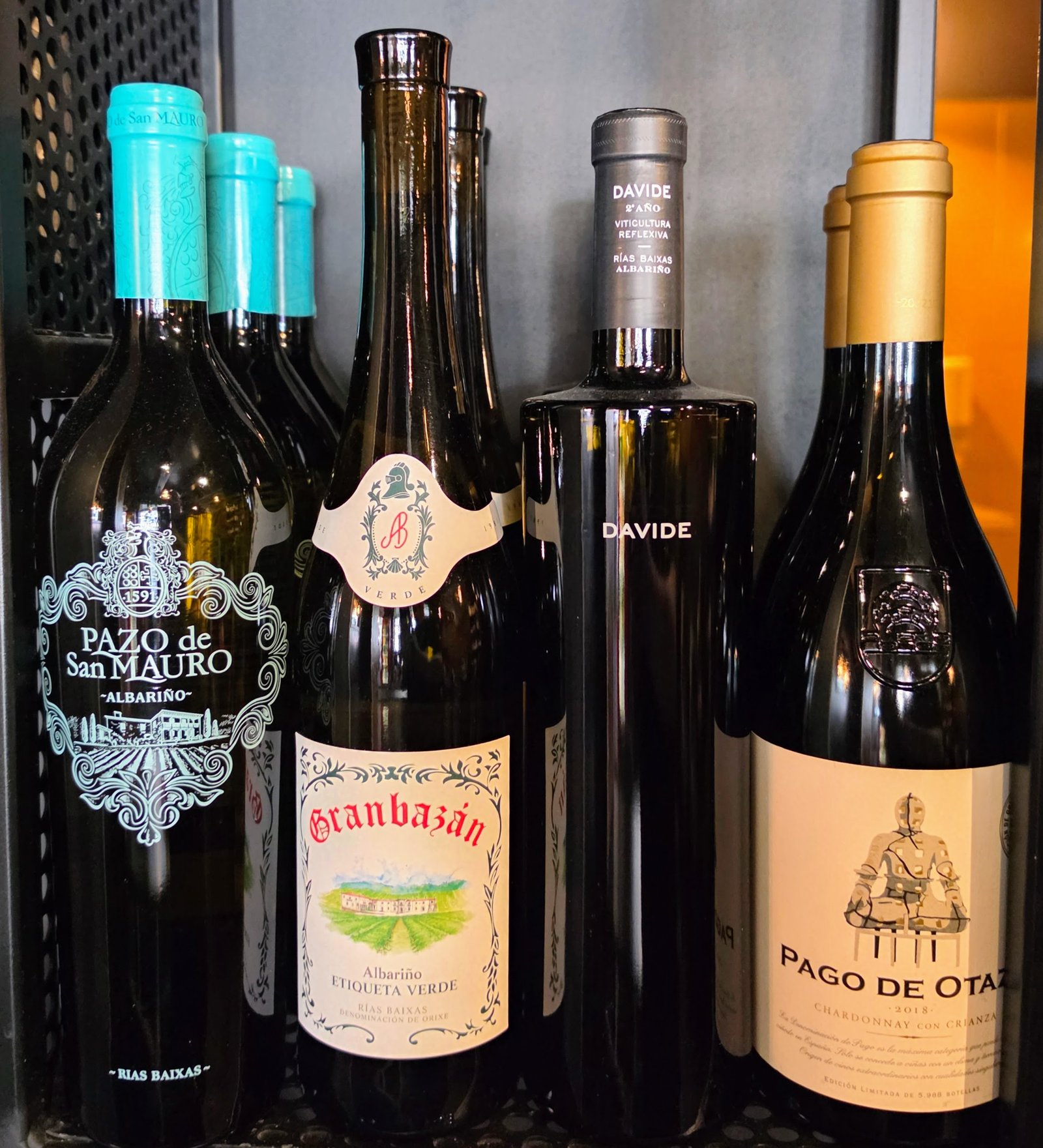✨🍇 A L’Alternativa Andorra ja tenim un dels blancs més elegants i estimats de Galícia: Pazo de San Mauro (Albariño). Un vi de la D.O. Rías Baixas, procedent de la subzona Condado do Tea, que destaca per la seva frescor vibrant, el seu caràcter atlàntic i una elegància que el fa inconfusible. Notes de tast   👀 Vista: Color groc pàl·lid amb reflexos verdosos, molt brillant. 👃 Nas: Aromes intensos de fruita blanca i de pinyol (poma, pera, préssec), cítrics frescos, flors blanques i un fons mineral i herbaci. 👄 Boca: Fresc, equilibrat, amb una acidesa viva que aporta llargada, persistència i un final net i seductor. Detalls tècnics   Varietat: 100% Albariño Celler: Pazo de San Mauro (Marquès de Vargas) Maridatge: Perfecte amb marisc, peix i tota la cuina mediterrània. Si vols descobrir un Albariño amb personalitat pròpia i una elegància que enamora, el trobaràs a L’Alternativa Andorra, el teu espai de vins de qualitat al millor preu. #LAlternativaAndorra #AlbariñoPremium #PazoDeSanMauro #RíasBaixas #VinsQueEnamoren