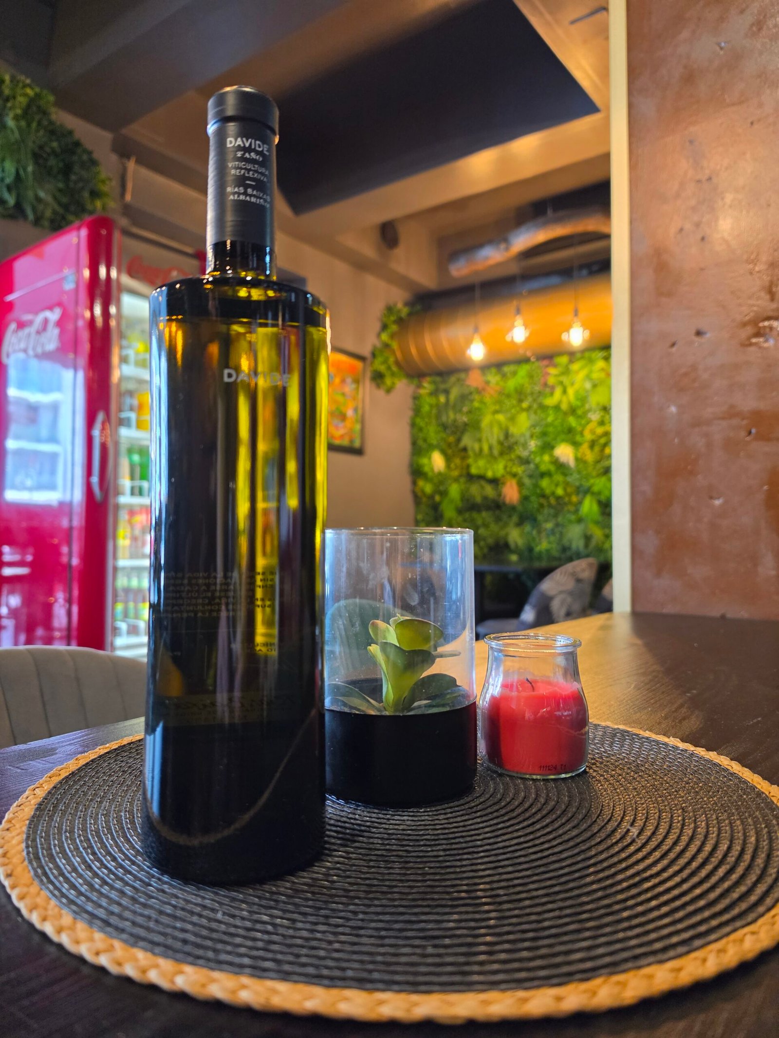 🍇✨ A L’Alternativa Andorra, tenim un vi que marca diferència, bé en tenim més de 100 que marquen la diferència. Has de venir a tastar i gaudir del Davide — Edició Limitada.   Un Albariño 100% de la D.O. Rías Baixas, subzona Val do Salnés, elaborat amb vinyes emparrades de més de 25 anys, de baixa producció i una concentració aromàtica excepcional. Només 56.800 ampolles al món. “Cosecha” 2024 · 13 % Vol. Un projecte del vitivinicultor David Acha i elaborat per l’enòleg Pablo Estévez, reconegut com a Millor Enòleg de Vins Joves d’Espanya (Premi Baco) en sis ocasions: 2025, 2024, 2023, 2022, 2020 i 2019. Un currículum que parla per si sol. Un vi fresc, vibrant, amb elegància atlàntica i una personalitat que ens deixa bocabadats des del primer tast. Disponible a L’Alternativa Andorra. Vine a descobrir-lo. Reserva Taula, si us plau! #LAlternativaAndorra #VinsDAutor #AlbariñoPremium #RíasBaixas #ExperiènciesGourmet