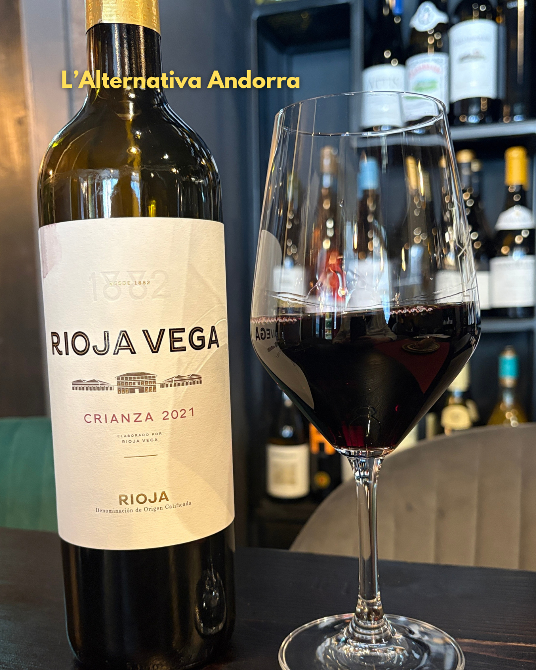 🍷✨ A L’Alternativa Andorra ja tenim un clàssic que mai falla: Rioja Vega Criança 2021.   Un vi negre elegant, equilibrat i amb aquella suavitat que enamora des del primer glop. Un Rioja de veritat, d’aquells que respecten la tradició, però que continuen sorprenent. Elaborat principalment amb Ull de Llebre (Tempranillo) —més del 80%— i amb un toc de Graciano o Mazuelo, aquest vi destaca per una criança molt ben treballada: 12 mesos en bota de roure i un repòs addicional en ampolla que li dona harmonia i profunditat. 👃 Notes de tast   Aromes de fruita vermella i negra madura (mora, grosella), perfectament integrades amb matisos torrats, especiats i un toc de vainilla. Un nas net, clàssic i molt ben definit. 👄 En boca   És ampli, sedós i estructurat, amb un final llarg i rodó que convida a continuar bevent. Un vi que combina tradició, equilibri i una elegància natural de La Rioja. 🍽️ Maridatge ideal   Carns vermelles Rostits Formatges curats Embotits ibèrics Plats de caça 🌡️ Temperatura de servei: 16–18 °C (Tot i que a nosaltres ens agrada una mica més fresc… i així encara és més fàcil de gaudir!) Disponible a L’Alternativa Andorra, el teu espai de vins de qualitat al millor preu. #LAlternativaAndorra #RiojaVega #ViDeQualitat #Crianza2021 #PassióPelVi