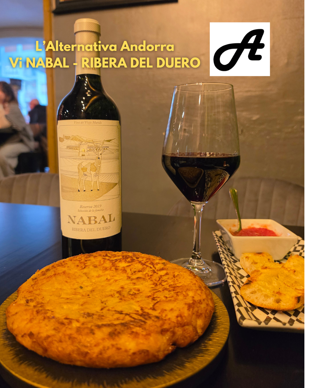 ✨🥔🍳 A L’Alternativa Andorra recuperem els sabors de casa amb una truita que ens recorda la nostra mare o la nostra àvia… La truita de patates i ceba, feta al moment pel nostre equip de cuina, és aquella truita que tots recordem: la que feia l’àvia, la mare… senzilla, tendra, sucosa i 100% tradicional. Un plat que torna a l’essència, sense artificis, només producte i bona mà. I per acompanyar-la com cal… un vi que hi lliga de meravella: Nabal, un negre de la D.O. Ribera del Duero elaborat per Bodegas Nabal. Un vi 100% Tempranillo, amb dues expressions que val la pena descobrir: 🍷 Valle de Nabal El vi jove amb criança en roure, fresc, viu i amb caràcter. 🍷 Nabal “Crianza” Envellit entre 14 i 16 mesos en bota nova de roure, amb més profunditat, elegància i estructura. Una combinació perfecta entre cuina tradicional i vi de qualitat… tal com ens agrada a L’Alternativa Andorra. “Bons vins a bon preu” #LAlternativaAndorra #TruitaTradicional #CuinaDeCasa #ViNabal #riberadelduero🍷