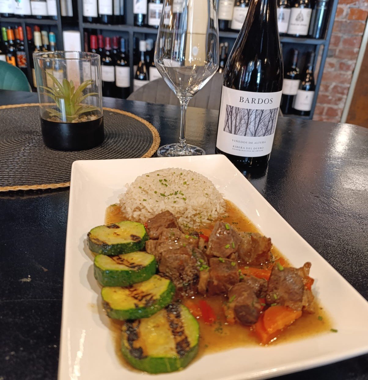 Aquest dijous i divendres no et pots perdre el nostre plat del dia a L'Alternativa Andorra: un deliciós estofat de vedella amb arròs i verdura. I per arrodonir l’experiència, et recomanem acompanyar-lo amb el vi Bardos, un vi exquisit elaborat pels cellers Bardos, que formen part del prestigiós grup Vintae. Aquest Ribera del Duero prové de vinyes velles situades a uns 900-1000 metres d’altitud a la província de Sòria. Un autèntic tresor per al paladar que val la pena descobrir. #PlatsDeTemporada #VedellaGurmet #RiberaDelDuero #BardosExperience #LAlternativaAndorra