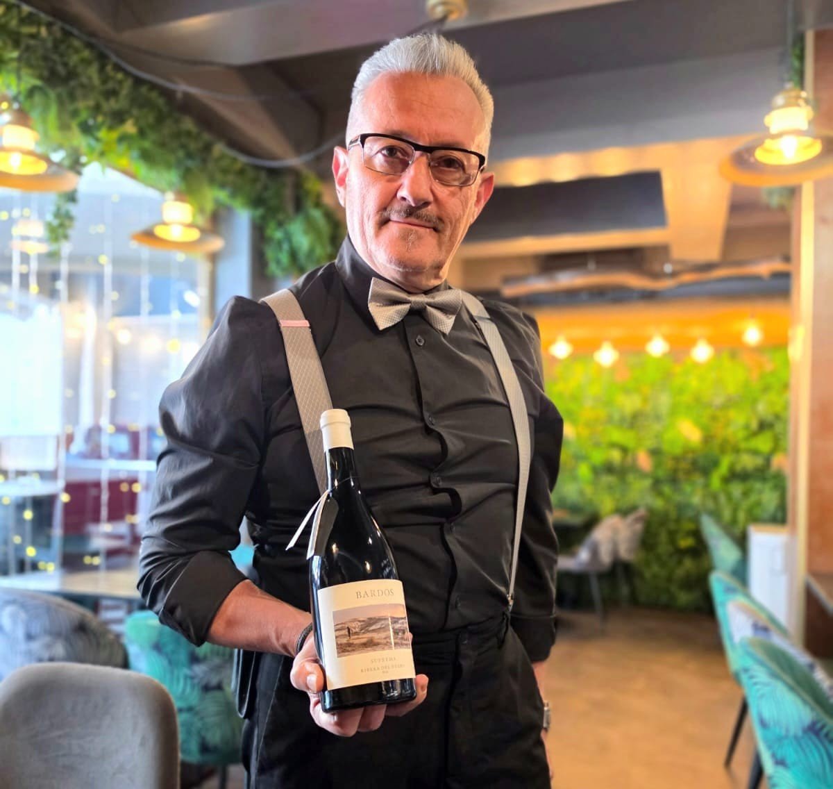 A l'Alternativa Andorra, a la Plaça de les Arcades, us espera en Tony, el nostre fantàstic responsable de sala. Només cal que truqueu per reservar la vostra taula, i en Toni us rebrà sempre amb un somriure i amb tot el seu saber fer. És ben sabut a Andorra que en Tony és un dels millors cambrers, responsables de sala i "maître" que tenim avui dia al nostre petit País. #AlternativaAndorra #ExperiènciaGastronòmica #HospitalitatAndorrana #TonyElMillor #ReservaAmbNosaltres