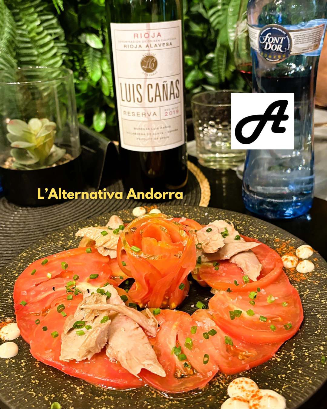 A L’Alternativa Andorra tenim un d’aquells clàssics que sempre sorprenen: el nostre Carpaccio de Tomàquet Rosa amb ventresca de tonyina. Un plat fresc, d’estiu, viu, ple de matisos i amb una combinació que funciona a la perfecció. El tomàquet rosa, tallat fi i amb el seu punt just de maduració, aporta dolçor natural i una textura suau que contrasta meravellosament amb la ventresca de tonyina, melosa, delicada i d’una qualitat excepcional. I a tot això li afegim un bon oli d’oliva. Un raig d’oli d’oliva verge extra, un toc de sal, i ja tens una proposta que parla d’estiu, de bon producte i de cuina ben feta. És d’aquells plats que entren pels ulls, conquereixen al primer tast i deixen ganes de repetir. Si vols gaudir d’una combinació fresca, saborosa i perfecta per començar un bon àpat… t’esperem a L’Alternativa Andorra per descobrir-la. Tenim altres plats molt saborosos i frescos. #LAlternativaAndorra #CuinaAmbProducte #TomàquetRosa #VentrescaDeTonyina #AndorraGastronòmica