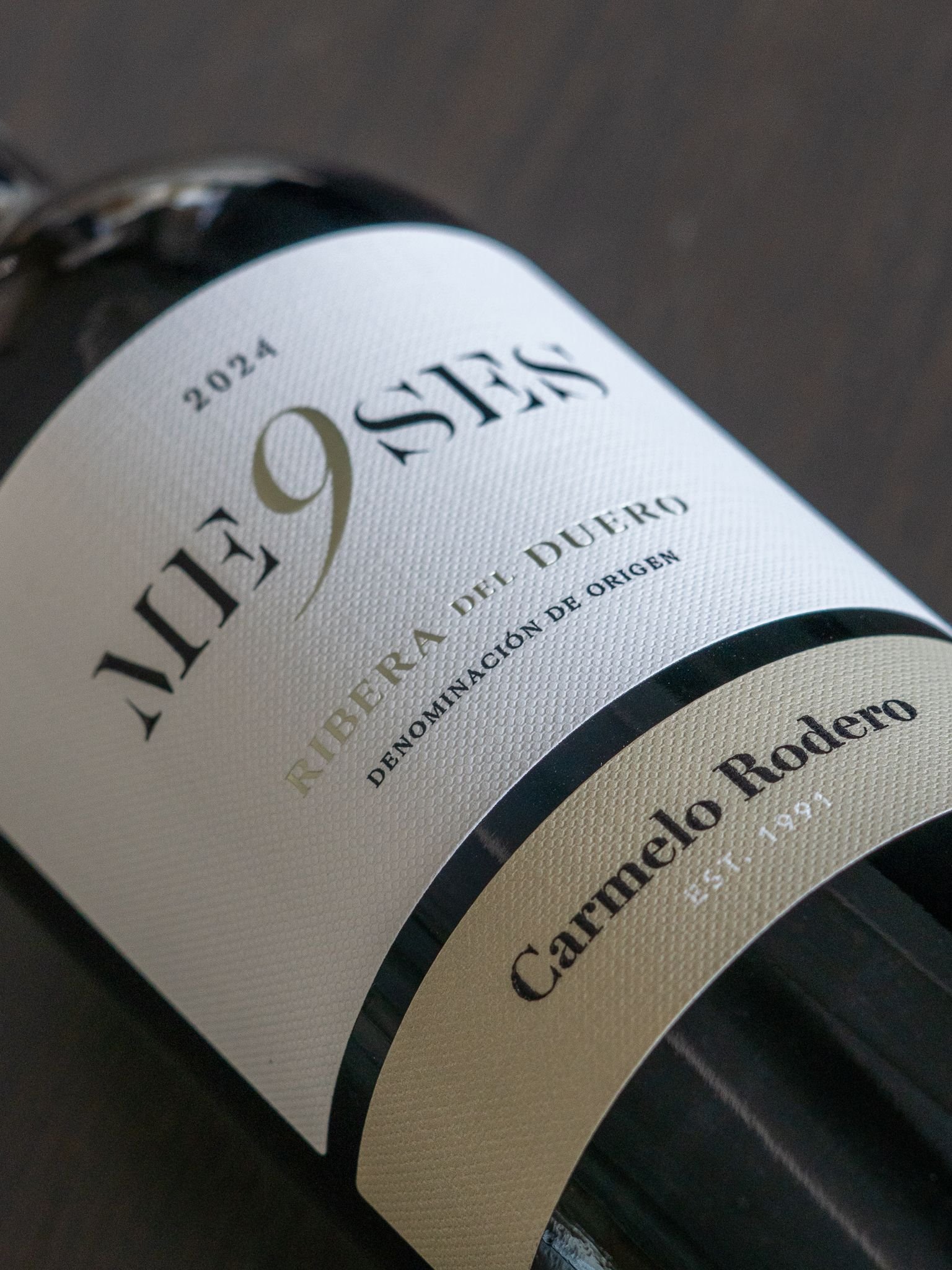 🍷✨ A L’Alternativa Andorra ja pots descobrir el vi Ribera del Duero Carmelo Rodero 9 Meses, un vi que captura l’essència més autèntica de Pedrosa de Duero.   Un vi negre jove, viu i ple de personalitat, que reflecteix la frescor del terrer i el caràcter informal d’un celler amb personalitat. Criat durant nou mesos en botes seleccionades, aquest vi manté tota la força de la fruita, amb una harmonia que sedueix des del primer glop. La seva textura és sedosa, amable i persistent, perfecta per gaudir sense presses, en aquells moments que demanen un vi sincer i ben fet. 👃 Aromes potents i expressius   En nas destaca per les notes intenses de fruita vermella i negra —cirera, aranyó, nabius— que anuncien un vi viu i ple de matisos. 👄 En boca   És fresc, equilibrat i ampli, amb una sensació rodona que embolcalla el paladar i un final que convida a continuar bevent. Un vi versàtil, ideal per a trobades quotidianes, sopars entre amics o moments de desconnexió. 🍽️ Maridatges recomanats   Ibèrics i tapes diverses. A L’Alternativa Andorra el trobaràs llest per sorprendre’t amb la seva naturalitat, la seva elegància jove i la seva autenticitat. #LAlternativaAndorra #CarmeloRodero #RiberaDelDuero #ViJove #PassióPelVi