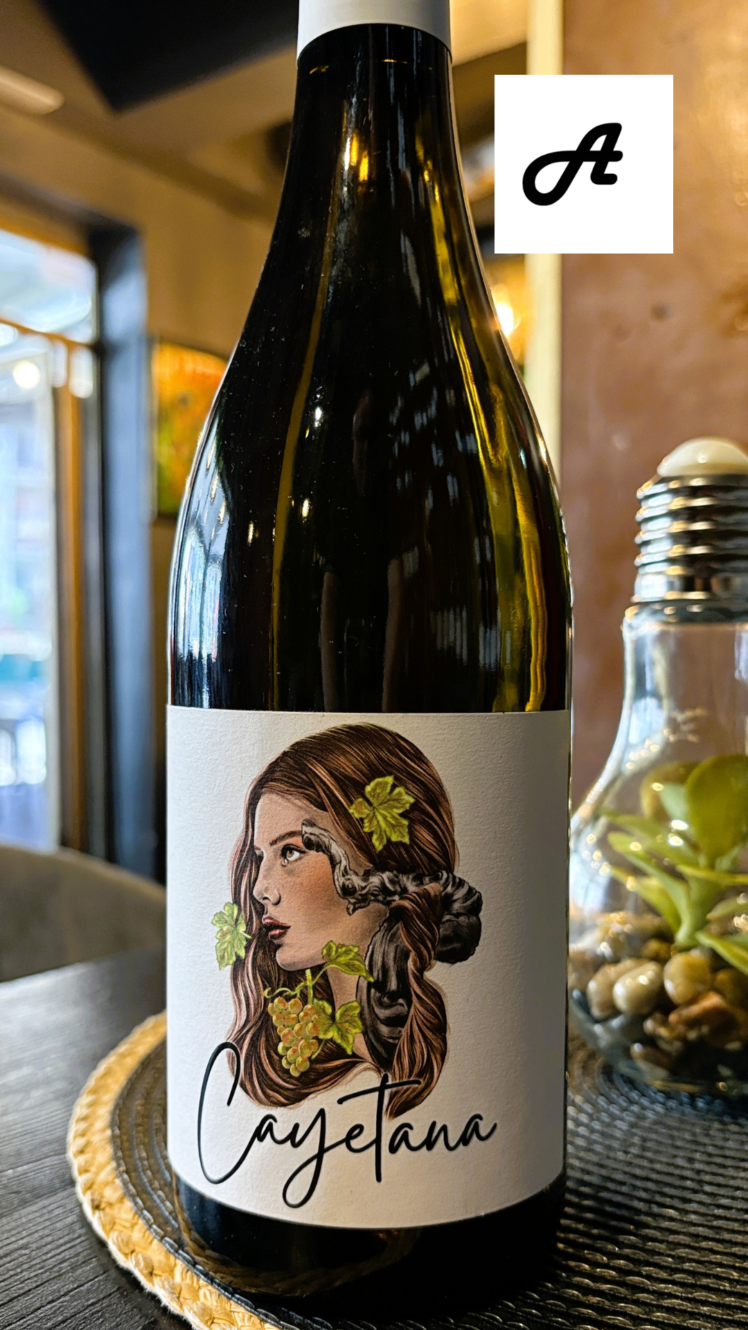 🍷✨ CAYETANA 100% — L’ESSÈNCIA D’EXTREMADURA A L’ALTERNATIVA ANDORRA A L’Alternativa Andorra ens agrada sorprendre, i avui ho fem amb un vi blanc que enamora per la seva autenticitat i saber fer: Cayetana 100%, una varietat poc habitual al Principat, però amb una personalitat que no deixa indiferent. Un vi que parla de terra, de tradició i de vinyes plantades fa més de 40 anys en sòls franco-argilosos rics en calç, un “terroir” que dona estructura, mineralitat i un caràcter únic a aquesta varietat tan especial. 🍇 Com neix aquest Cayetana 100%? Vinyes velles de més de 40 anys Sòls franco-argilosos que aporten mineralitat i identitat Verema a finals de setembre amb selecció manual Fermentació controlada a 15 °C per preservar frescor i aromes Treball amb lies fins (70% del vi) per donar volum i complexitat Fermentació parcial en botes de roure francès (30%) per aportar elegància i subtilesa Un procés cuidat que dona com a resultat un vi fi, expressiu i molt gastronòmic. 👃🟡 Notes de tast Vista: Groc llimona brillant amb reflexos verds Nas: Fruita tropical, fruita blanca, cítrics i un toc vegetal fresc Boca: Potent, rodó i equilibrat, amb frescor i acidesa molt ben integrades Un vi que sorprèn per la seva personalitat i equilibri. 🍽️ Maridatge recomanat Peixos Carns blanques Formatges tendres Foie-gras Servir entre 5 i 7 °C per gaudir-lo al màxim. 🍷 L’Alternativa Andorra: el millor lloc per fer una copa de vi a bon preu i només vins prèmium. A casa nostra trobaràs una selecció de vins espectacular, amb més de 150 referències i novetats constants. Si vols tastar vins diferents, sorprenents i de qualitat, L’Alternativa és el teu lloc. Sempre amb moderació, sempre amb bona companyia. #LAlternativaAndorra #Cayetana100 #VinsDExtremadura #WineLovers #CellerAmbÀnima