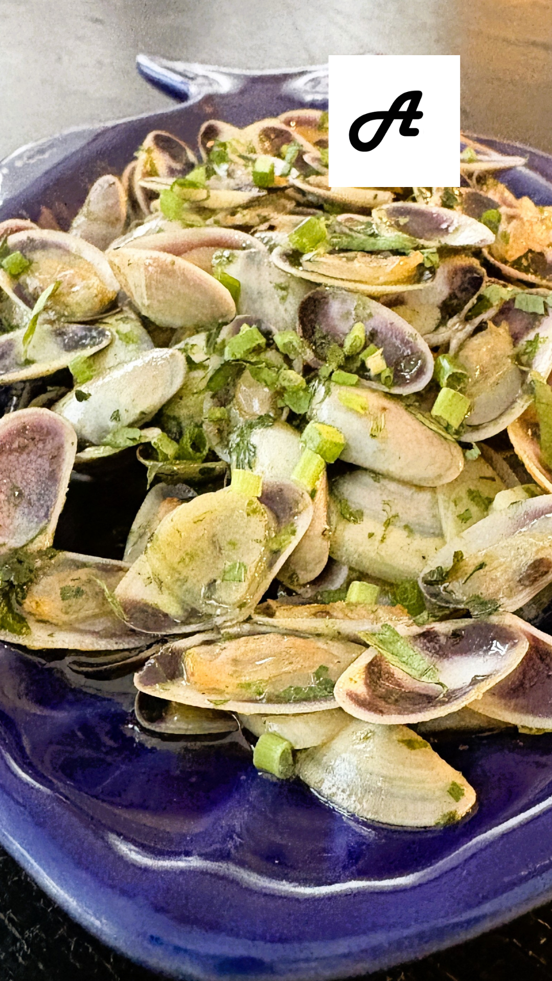 🦪 TELLINES (o TALLARINES): la tapa de mar Mediterrani que has de provar tant sí com no. Hi ha tapes que formen part de la memòria gastronòmica de la nostra costa. I una d’aquestes joies és, sens dubte, la tellerina —o tallarina, com en diem a Sitges i a bona part del Garraf. Aquí, però, a Andorra, tothom les coneix com tellines, i són una autèntica delícia que no pots deixar escapar. Les tellines són un mol·lusc bivalve petit, fi i molt saborós, conegut en castellà com a “coquina”. El seu nom popular ve de la forma allargada i llisa de la closca, fràgil i elegant. Un producte senzill i saborós, però amb una personalitat que enamora. Per què són tan especials? Hàbitat natural — Viuen enterrades a la sorra, just a tocar de la vora del mar. Literalment, a la mateixa platja. Aspecte delicat — Closca petita, triangular i llisa, amb tons suaus i naturals. Sabor únic — Marí, fresc, intens i elegant alhora. Cocció ràpida — A la planxa o saltades, només necessiten uns segons per obrir-se i alliberar tot el seu aroma. A L’Alternativa les fem com toca A casa nostra les preparem a la planxa amb all i julivert, respectant la tradició mediterrània i deixant que el producte parli per si sol. Res més. Res menys. Quan el marisc és bo, la màgia està en la simplicitat. Un marisc econòmic i exquisit Les tellines són una d’aquelles tapes que sorprenen: Preu assequible, sabor espectacular i una textura que enganxa. Perfectes per compartir, per començar un bon àpat o per acompanyar un vi blanc fresc. Si encara no les has tastat, aquest és el moment. Les tellines són Mediterrani pur… i t’estan esperant. #CuinaMediterrània #TapesDeMar #Tellines #AlternativaAndorra #AndorraGastronomia