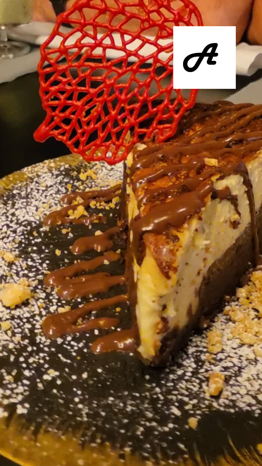 🍫🍰 L’ALTERNATIVA ANDORRA — EL NOSTRE PASTÍS DE FORMATGE amb BROWNIE: UNA AUTÈNTICA BOGERIA DOLÇA. A L’Alternativa Andorra tenim una pastissera que no fa postres… fa “pecats” dolços. I avui et presentem una de les creacions el nostre Brownie amb Pastís de Formatge, una combinació irresistible que ja s’ha convertit en un clàssic de la casa. Unes postres que uneixen el millor de dos mons: La intensitat del brownie de xocolata i la cremositat del cheesecake tradicional. ✨ Què fa especial aquestes postres? Brownie intens amb xocolata de qualitat Cheesecake cremós elaborat a baixa temperatura Contrastos perfectes: cruixent, suau i melós en un sol mos Recepta pròpia creada per la nostra pastissera Postres fet cada dia amb ingredients seleccionats És una d’aquelles postres que no es comparteixen… o només amb algú molt especial. 🍷 I si el maridem? Aquest brownie-cheesecake combina de meravella amb: Vins dolços Cafès especials Vins negres afruitats A L’Alternativa tenim més de 150 vins per trobar el maridatge perfecte. 💛 Vine a tastar-lo Si vols acabar el teu sopar amb unes postres que recordis durant dies, aquest és el teu. A L’Alternativa Andorra, les postres tenen alguna cosa especial… i aquest, encara més. #LAlternativaAndorra #PostresAmbÀnima #Brownie #Cheesecake #AndorraGastronomia #DolçosQueEnamoren