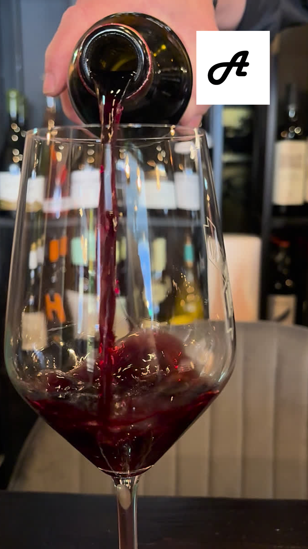 🍷✨ SERVIM EL RIOJA VEGA CRIANÇA 2021 A COPA — L’EXPERIÈNCIA DE L’ALTERNATIVA ANDORRA A L’Alternativa Andorra no només cuidem el producte: cuidem com el vi arriba a la teva taula. Avui el nostre responsable de sala et presenta un dels vins més estimats pels nostres clients: el Rioja Vega Criança 2021, servit a copa, amb tota la cura i elegància que mereix un vi d’aquesta categoria. Un vi negre clàssic, vellutat i equilibrat, elaborat amb Ull de Llebre (80%), un toc de "Graciano" i "Mazuelo", i amb 12 mesos de criança en roure americà i francès. 🍇 Perfil de tast del Rioja Vega Criança 2021 Vista — Vermell cirera intens, brillant i atractiu. Nas — Fruita vermella madura, notes especiades i un toc torrat molt fi. Boca — Rodó, sedós i llaminer. Tanins de qualitat i un final llarg que convida a seguir bevent. Un vi que, servit a copa pel nostre equip, mostra tota la seva expressió des del primer glop. 🍽️ Maridatge ideal a L’Alternativa Carns vermelles Rostits Formatges curats Embotits ibèrics Un vi versàtil, gastronòmic i perfecte per acompanyar molts dels nostres plats estrella. 📍 Disponible a L’Alternativa Andorra Si vols gaudir-lo a copa, servit amb professionalitat i al punt perfecte, t’esperem a casa nostra. Un vi així es viu millor en bona companyia i en un ambient acollidor. #LAlternativaAndorra #RiojaVega #ViACopa #Crianza2021 #WineLovers