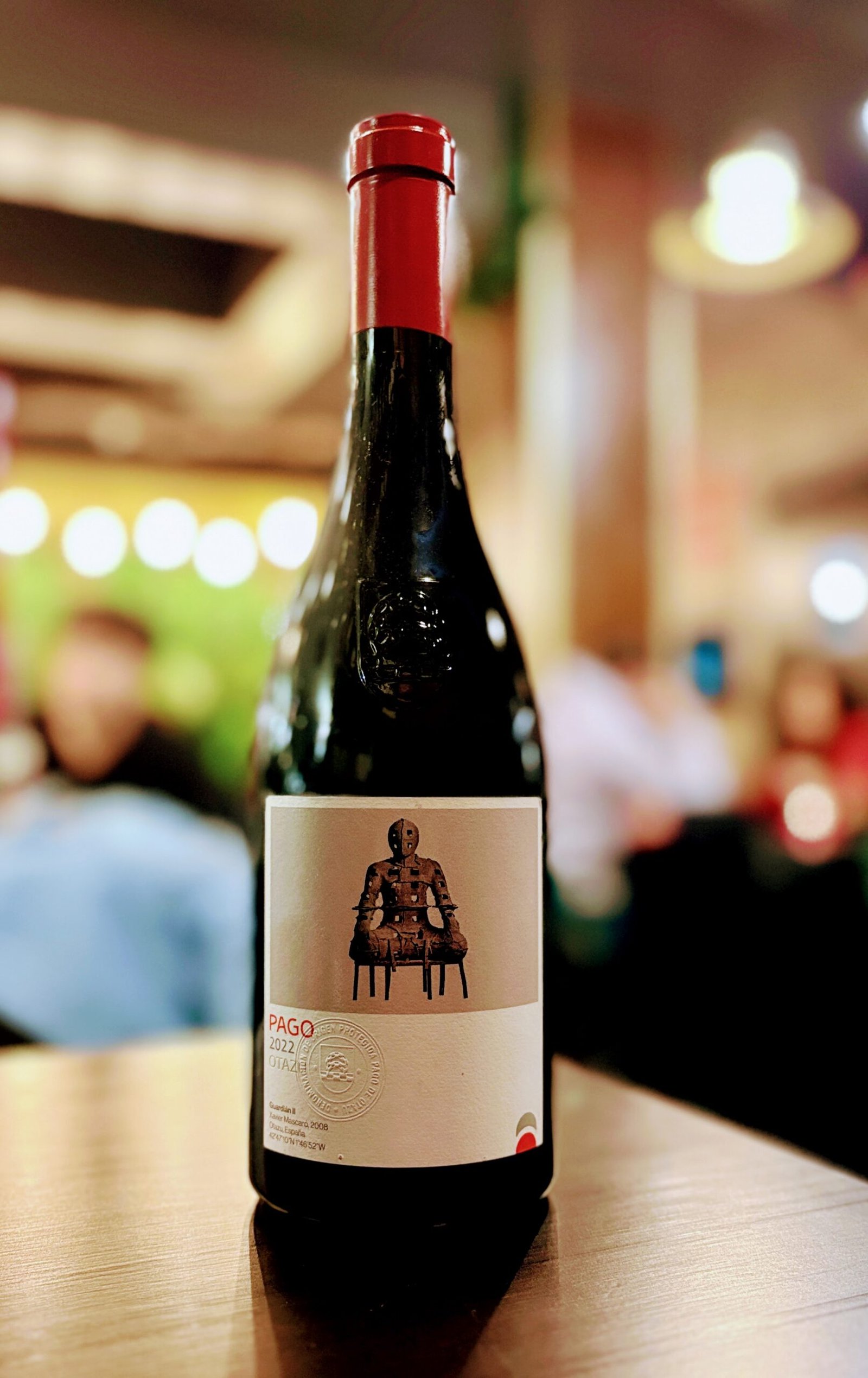 🍷🔥 L’ALTERNATIVA ANDORRA — PAGO D'OTAZU 2022, UN VI QUE IMPRESSIONA A L’Alternativa Andorra ens agrada portar-vos vins que expliquen històries. I avui us presentem un d’aquells que deixen empremta: Pago d'Otazu 2022, un vi que reflecteix com pocs el caràcter del seu “terroir” sota la influència del clima atlàntic. Un vi intens, elegant i profund… perfecte per gaudir-lo a la nostra terrassa o al nostre celler amb més de 150 referències. 🍇 Què fa especial el Pago d'Otazu 2022? Cupatge excepcional: 61 % Merlot i 39 % Cabernet Sauvignon Verema manual al mes d’octubre 18 mesos en roure francès que aporten elegància i profunditat Color cirera profund i brillant “Nas” complex amb fruits vermells i negres, espècies i un toc floral Boca equilibrada, potent i seductora Un vi que combina força, finor i personalitat. 🍽️ Maridatges ideals a L’Alternativa Carns i peixos a la brasa Arrossos Taula de formatges Patés i ibèrics Rostits tradicionals Un vi versàtil que eleva qualsevol plat. 🎨 Una etiqueta amb ART! La seva etiqueta està inspirada en ‘Guardián II’, obra de l’artista Xavier Mascaró, aportant un toc cultural i simbòlic a un vi que ja és una obra d’art per si sol. 🍷 Vine a tastar-lo a L’Alternativa Andorra Som el lloc ideal per descobrir vins diferents, sorprenents i de qualitat. El millor lloc per fer una copa de vi a Andorra… sempre amb moderació i al millor preu. #LAlternativaAndorra #PagoDeOtazu #ViPremium #CellerAmbÀnima #AndorraWine #RiberaDelDueroNoÉsTot
