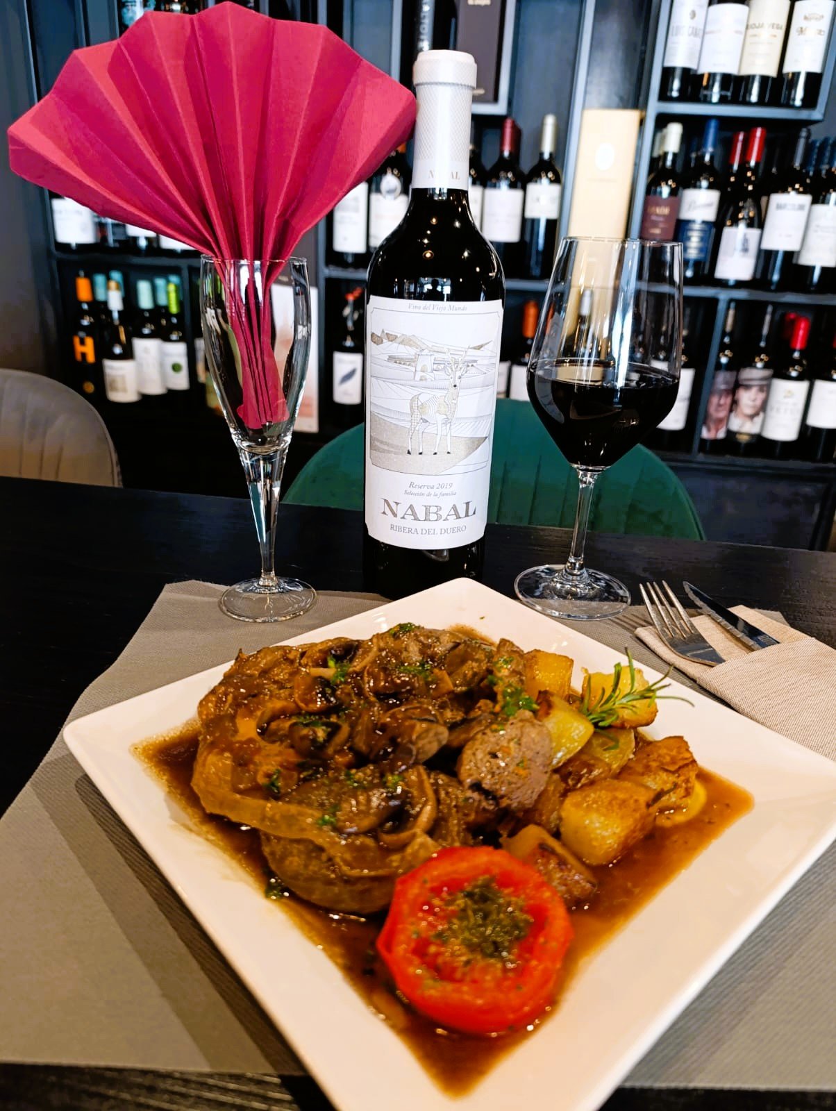 🍽️✨ PLAT DEL DIA A L’ALTERNATIVA ANDORRA · Ossobuco amb demi-glace de xampinyons i patates rústiques al romaní. OSSOBUCO & VI NABAL RESERVA 2019 Avui a L’Alternativa Andorra us presentem un plat que enamora només de veure’l… i encara més quan el tastes: Un plat consistent, aromàtic i ple de matisos, ideal per als qui busquen una experiència de veritat. 🍖 L’Ossobuco: tendresa i sabor a foc lent L’ossobuco és un d’aquells plats que demanen temps, paciència i bona mà. El nostre es cuina a foc lent fins que queda melós, suau i ple de sabor. La salsa demi-glace que l’acompanya és pura cuina clàssica francesa: Brou de carn intens Salsa espanyola Reducció lenta fins a obtenir una textura brillant, gelatinosa i molt concentrada Aquesta versió amb xampinyons aporta un toc del “terroir” o de proximitat i elegant que combina a la perfecció amb les patates rústiques al romaní, cruixents per fora i tendres per dins. 🍷 El maridatge perfecte: NABAL Reserva 2019 (Ribera del Duero) Per acompanyar aquest plat tan especial, res millor que un vi amb ànima i estructura: NABAL Reserva 2019, també conegut com a Reserva de la Família. Criança: 20 mesos en roure francès Color: cirera de picota intensa amb reflexos violacis Nas: fruita negra madura, notes torrades, balsàmiques, vainilla i canyella Boca: potent, seductor, tanins sedosos i acidesa equilibrada Un vi rodó, ideal per a: Carns vermelles a la brasa Guisats tradicionals Formatges curats I, per descomptat… el nostre ossobuco d’avui Temperatura recomanada: 16–18 °C (tot i que a nosaltres ens agrada una mica més fresc). ✨ Avui és un bon dia per venir a gaudir Si vols un plat que reconforta, agrada molt i deixa record… avui i demà divendres el tens a taula. T’esperem a L’Alternativa Andorra amb la millor cuina i una selecció de vins que enamora. #LAlternativaAndorra #Ossobuco #DemiGlace #NabalReserva2019 #RiberaDelDuero #CuinaDeMercat #AndorraGastronomia