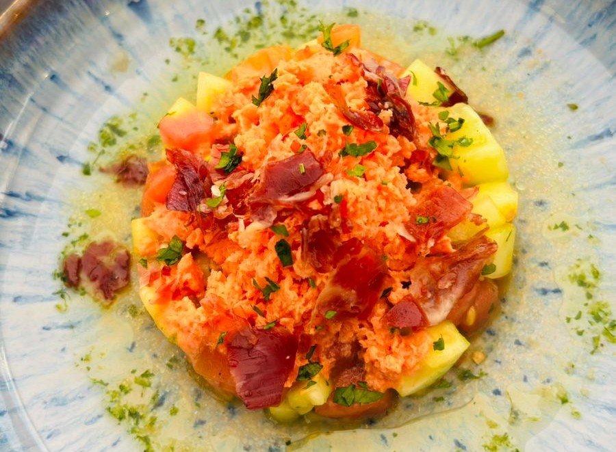 🍅❄️ TÀRTAR DE GASPATXO · L’ALTERNATIVA ANDORRA Un plat diferent, fresc i sorprenent que arriba per revolucionar l’estiu a L’Alternativa Andorra. El nostre xef presenta una visió totalment nova del gaspatxo tradicional: un tàrtar de gaspatxo que combina textura, frescor i creativitat en un sol plat. Una proposta que transforma el clàssic en un granissat de gaspatxo intens, aromàtic i absolutament refrescant. ✨ Què fa especial aquest plat? Gaspatxo granissat amb textura fina i sedosa Tàrtar fresc que aporta contrast i personalitat Reinterpretació del clàssic amb el toc únic del nostre xef Plat lleuger i estiuenc ideal per començar qualsevol àpat És una d’aquelles creacions que entren pels ulls, refresquen el paladar i deixen ganes de repetir. 🌿 Una experiència d’estiu a la nostra terrassa Gaudir-lo a la terrassa de L’Alternativa Andorra, amb bona llum, ambient tranquil i una copa de vi, és senzillament perfecte. 🍽️ Vine a tastar-lo Si busques un plat diferent, creatiu i ple de frescor… El tàrtar de gaspatxo és el teu nou imprescindible. #LAlternativaAndorra #Gaspatxo #Tartar #CuinaCreativa #AndorraGastronomia