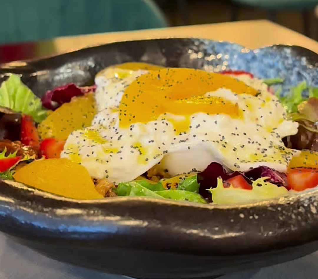 🥗☀️ TAPAS BAR I RESTAURANT L’ALTERNATIVA ANDORRA L’AMANIDA D’ESTIU QUE ET FARÀ VENIR GANES DE DINAR o SOPAR AMB NOSALTRES Quan la calor s'intensifica, el cos demana frescor, lleugeresa i bon sabor. A L’Alternativa Andorra t’esperem amb la nostra amanida d’estiu, una proposta fresca, acolorida i perfecta per dinars de dijous, divendres i dissabte, i també per fer una pausa deliciosa a partir de les 5 de la tarda, de dilluns a dissabte. Una amanida pensada per ser refrescant, saludable, equilibrada i ideal per aquests dies de calor en què només ve de gust menjar bé i sentir-se lleuger. 🥗 Què fa especial la nostra amanida d’estiu? Frescor immediata — Ingredients de temporada, cruixents i plens de vida. Opció lleugera per dinar — Perfecta per a dijous, divendres i dissabtes. Ideal per tardes de calor — A partir de les 5, vine a gaudir-la amb una beguda fresca. Perfecta per cuidar-te — Una combinació equilibrada que sacia sense pesar. I amb proteïnes saludables. 📍 Vine a gaudir-la a L’Alternativa Andorra Si busques un lloc on refrescar-te, menjar bé i desconnectar, la nostra amanida d’estiu és la teva millor aliada. T’esperem amb bon ambient, plats frescos i ganes de fer-te passar una estona perfecta. #LAlternativaAndorra #AmanidaDestiu #DinarsAndorra #TardesAgradable #OpcionsLleugeres #DiesDeCalor