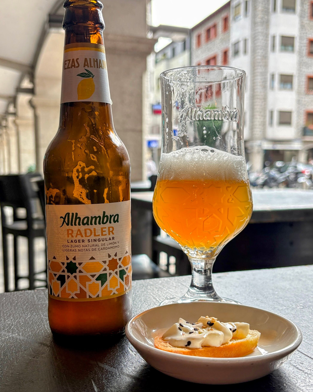 🍺☀️ L’ALTERNATIVA ANDORRA — RADLER D’ALHAMBRA PER CALMAR LA SET EN DIES DE CALOR En aquests dies de molta calor, molt probablement tens set. I si tens set… a casa nostra és el lloc adequat. A L’Alternativa t’oferim la Radler de la cervesa d’Alhambra, fresca, cítrica i perfectament equilibrada, acompanyada d’un petit aperitiu de cortesia perquè puguis gaudir d’un moment agradable, lleuger i refrescant. 🍋 Per què la Radler és perfecta per aquests dies? Frescor immediata — La combinació de cervesa i llimona és ideal per hidratar i refrescar sense perdre intensitat de sabor. Baixa graduació — Una opció lleugera, perfecta per migdies calorosos o tardes de terrassa. Marida amb tot — Tapes, aperitius, fregits, formatges suaus… és una beguda versàtil i molt agradable. 🍽️ L’aperitiu de cortesia Quan vens a l’Alternativa a prendre la teva Radler d’Alhambra, t’acompanyem amb un aperitiu de la casa: una petita mossegada pensada per potenciar la frescor de la beguda i fer-te sentir benvingut des del primer moment.