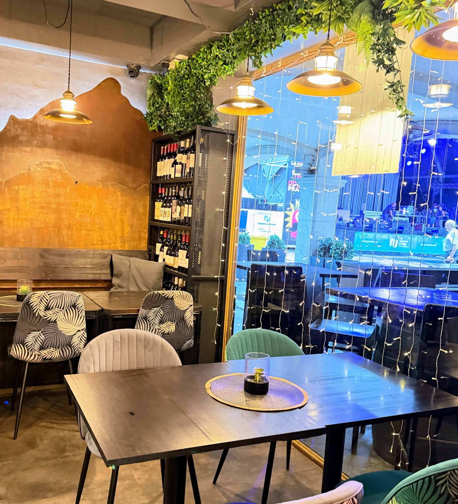 🔥🍷 L’ALTERNATIVA ANDORRA — EL TEU PLA D’ESTIU A l’Alternativa, l’agost no ens frena. Però hem de descansar avui dissabte estem oberts fins a mitjanit. Tornem el dijous dia 27 d’agost. Bon ambient, tapes que entren soles i vins del nostre celler que sempre sorprenen. Si busques un lloc per desconnectar, bones tapes i gaudir d’una cuina personalitzada. Aquí tens la teva “Alternativa perfecta”. Terrassa viva, producte de qualitat, aquell toc casolà que fa que sempre hi tornis i molts bons preus. Vine a passar una bona estona, que a l’Alternativa l’estiu es viu amb sabor. #LAlternativaAndorra #Tapes #Vins #Terrassa #BonAmbient