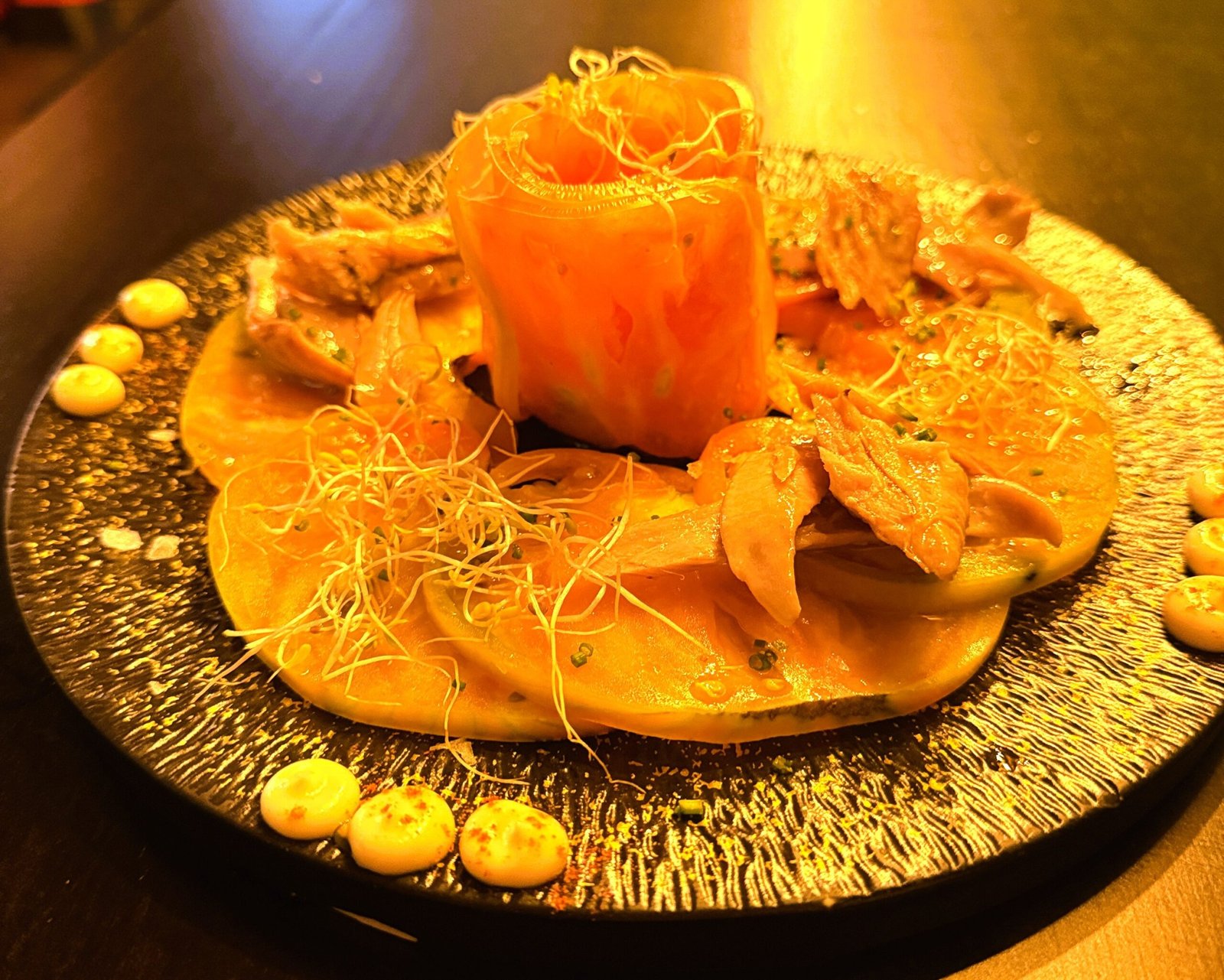 🍅🐟 Alternativa Andorra — El nostre clàssic que sempre triomfa Hi ha plats que defineixen una casa… i a l’Alternativa Andorra, un d’aquests és el nostre tomàquet rosa amb ventresca de tonyina. Un plat senzill, però amb una personalitat que enamora: tomàquet rosa al seu punt òptim de maduració, tallat fi, dolç i fragant, combinat amb una ventresca de tonyina melosa, d’una qualitat excepcional. La unió és perfecta: frescor, textura, equilibri i sabor. Un imprescindible per començar l’àpat amb elegància i producte de veritat. #AlternativaAndorra #TomàquetRosa #VentrescaDeTonyina #GastronomiaAndorra